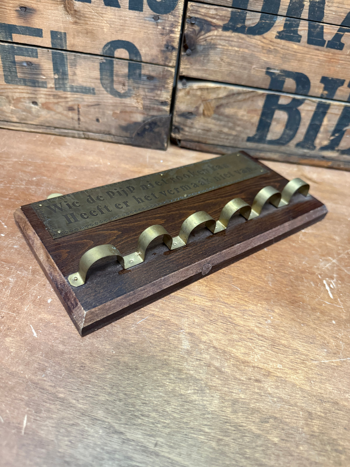Vintage houten pijpenrek met oude spreuk