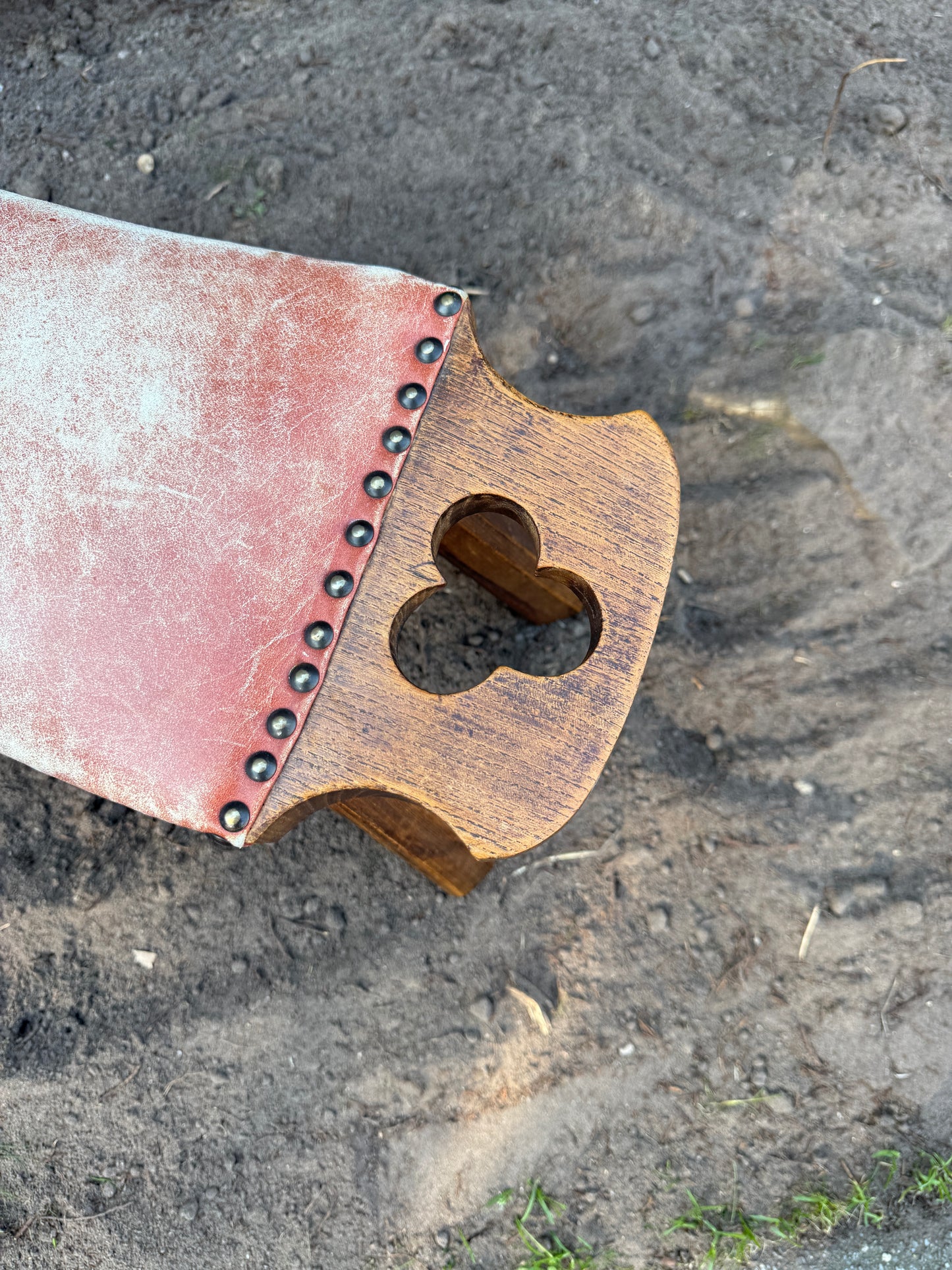 Vintage brutalist krukje hout en rood leer