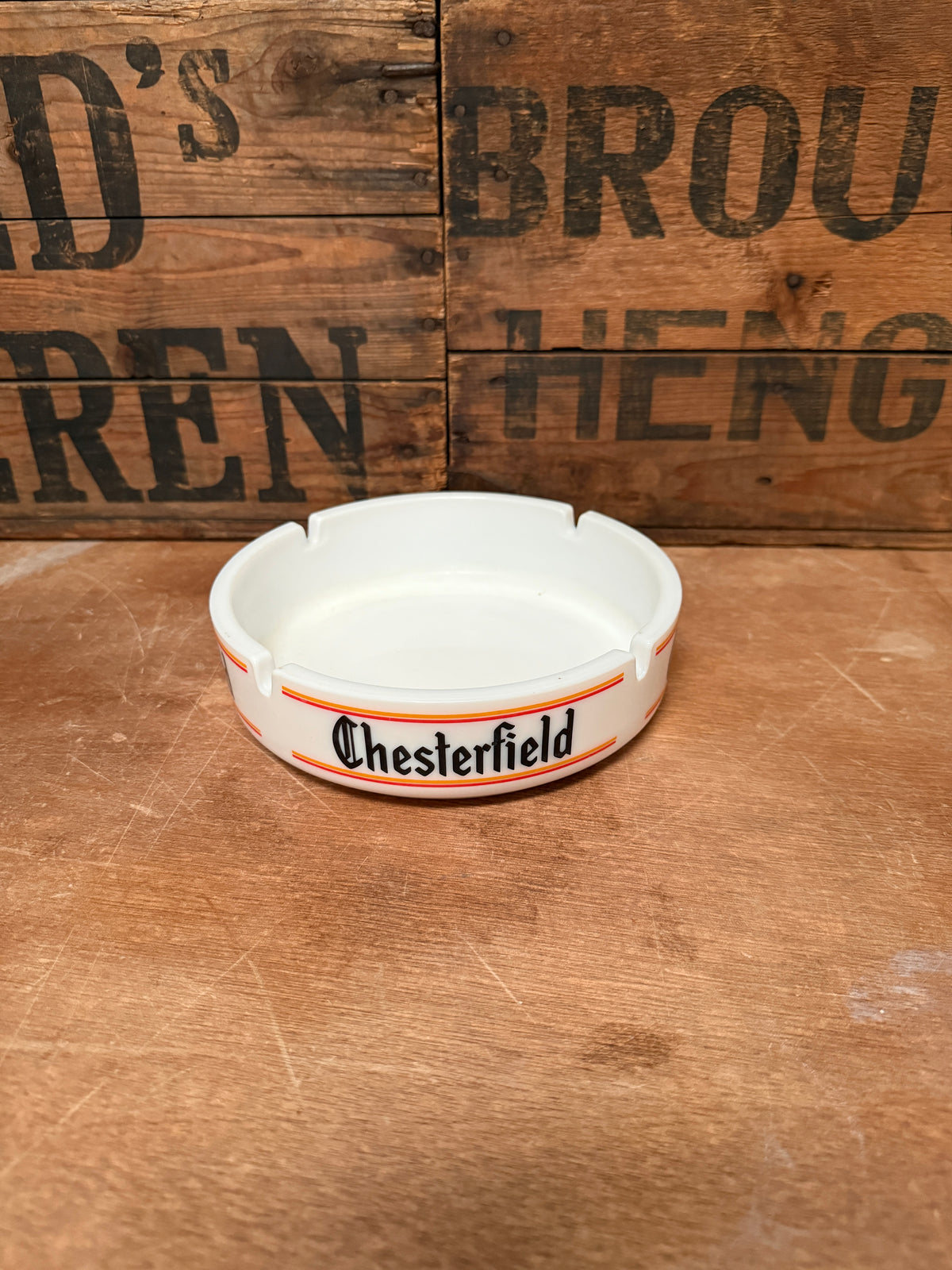 Vintage Chesterfield opaalglas reclameasbak