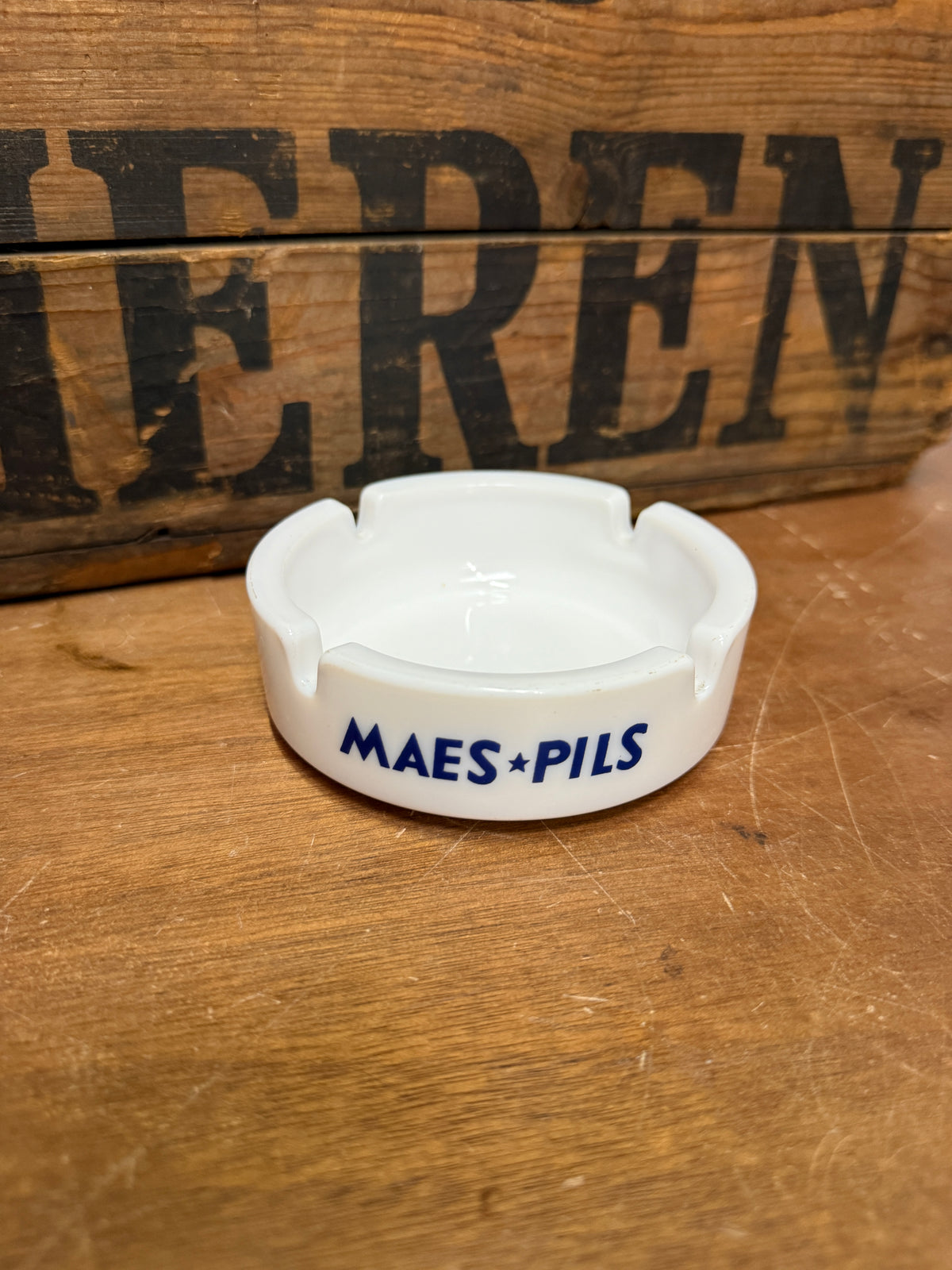 Vintage witte opaalglas reclame asbakken