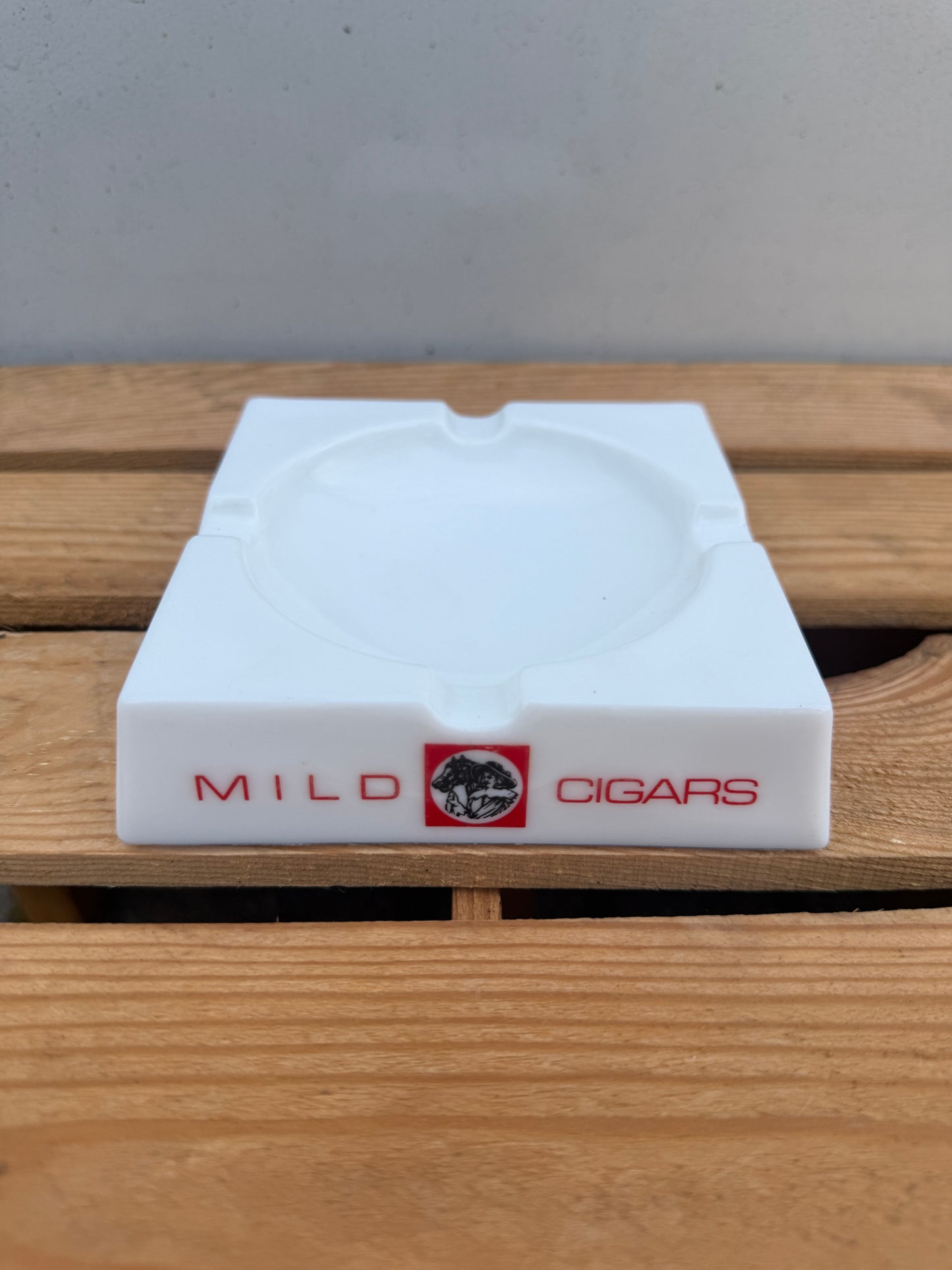 Ritmeester Mild Cigars reclame asbak opaalglas