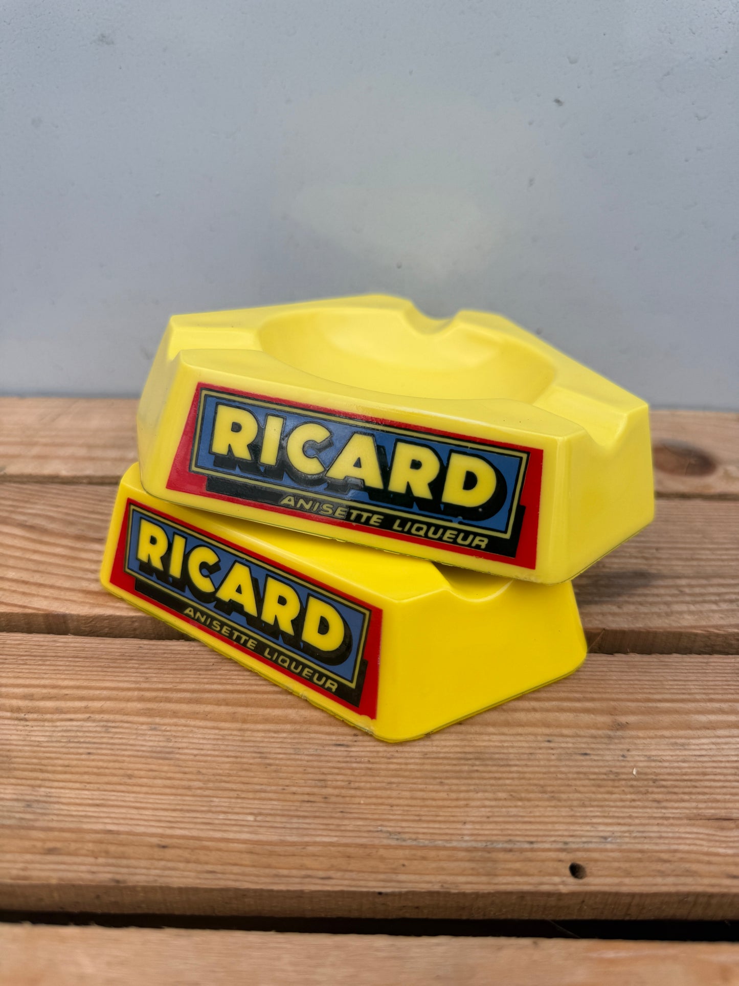 Ricard reclame asbak geel Opalex driehoek