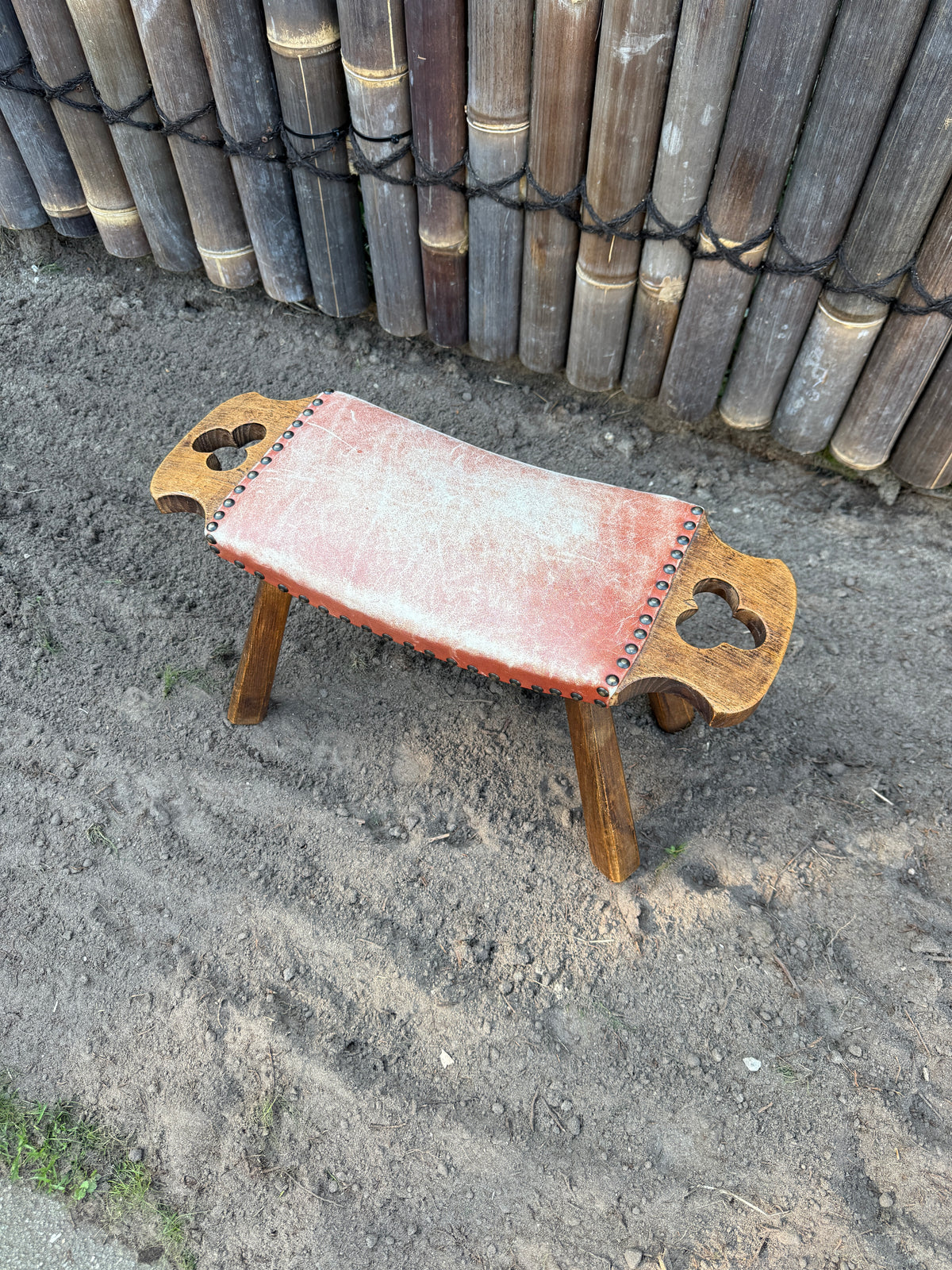 Vintage brutalist krukje hout en rood leer