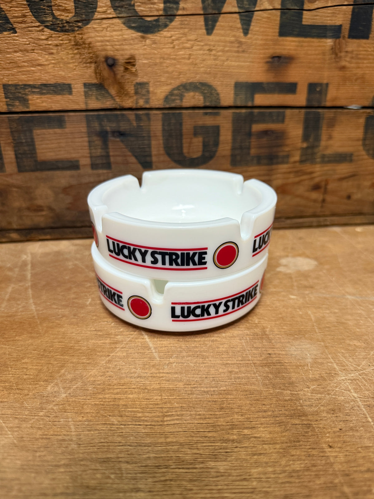 Vintage Lucky Strike reclameasbakken glas en aardewerk