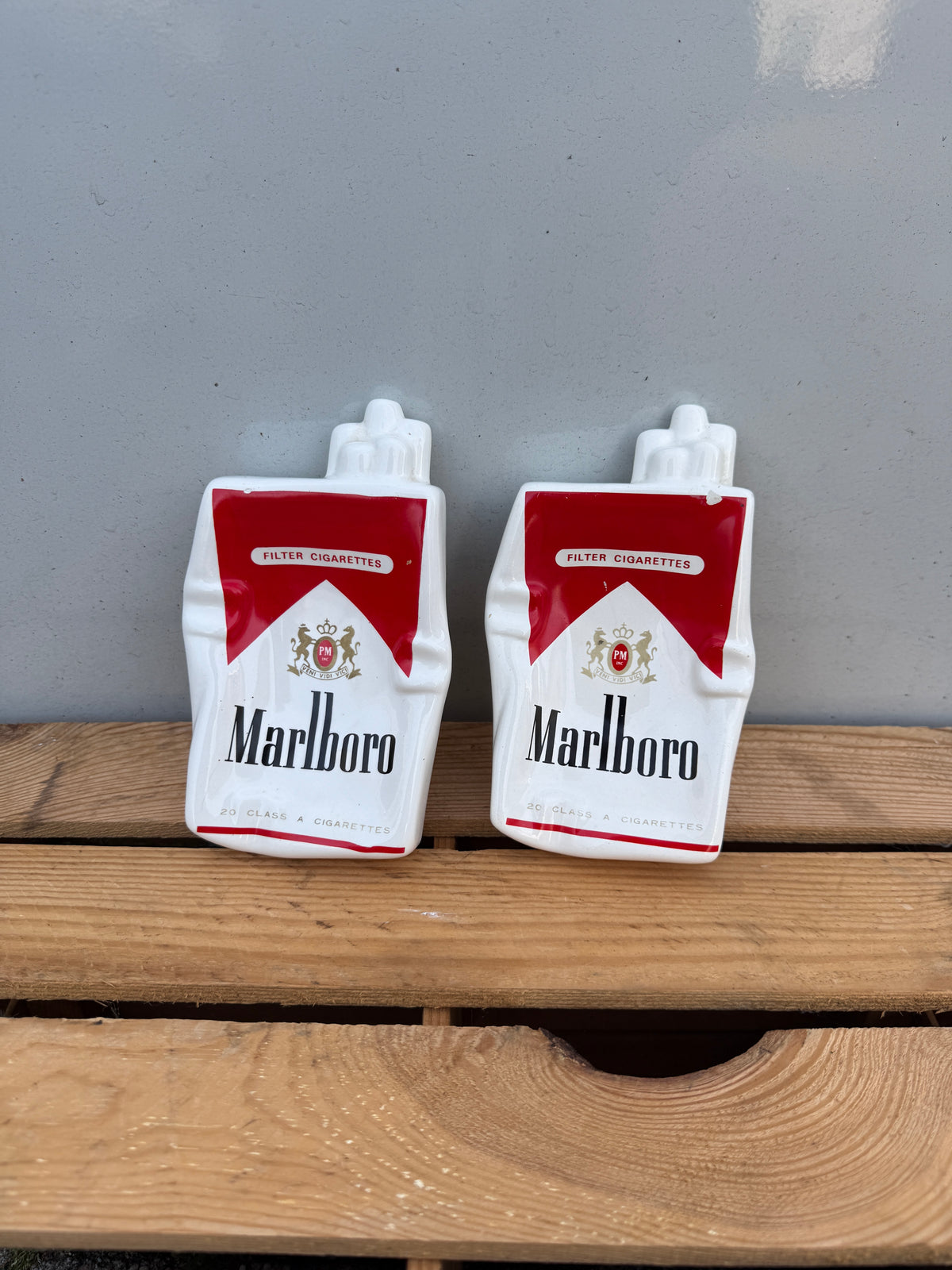 Marlboro pakje reclameasbak met oneffenheden