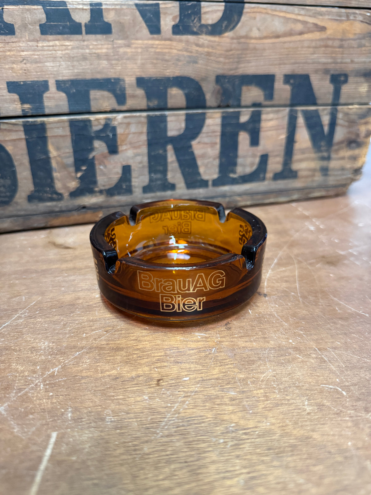 Vintage glazen reclame asbakken donkere kleuren