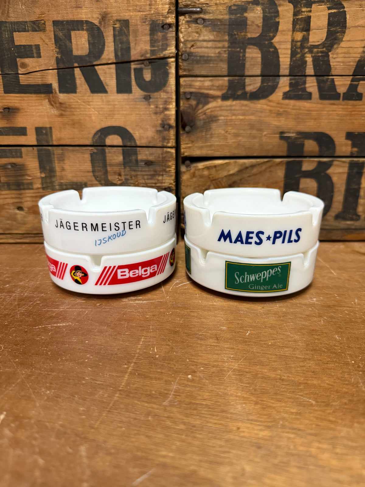 Vintage witte opaalglas reclame asbakken