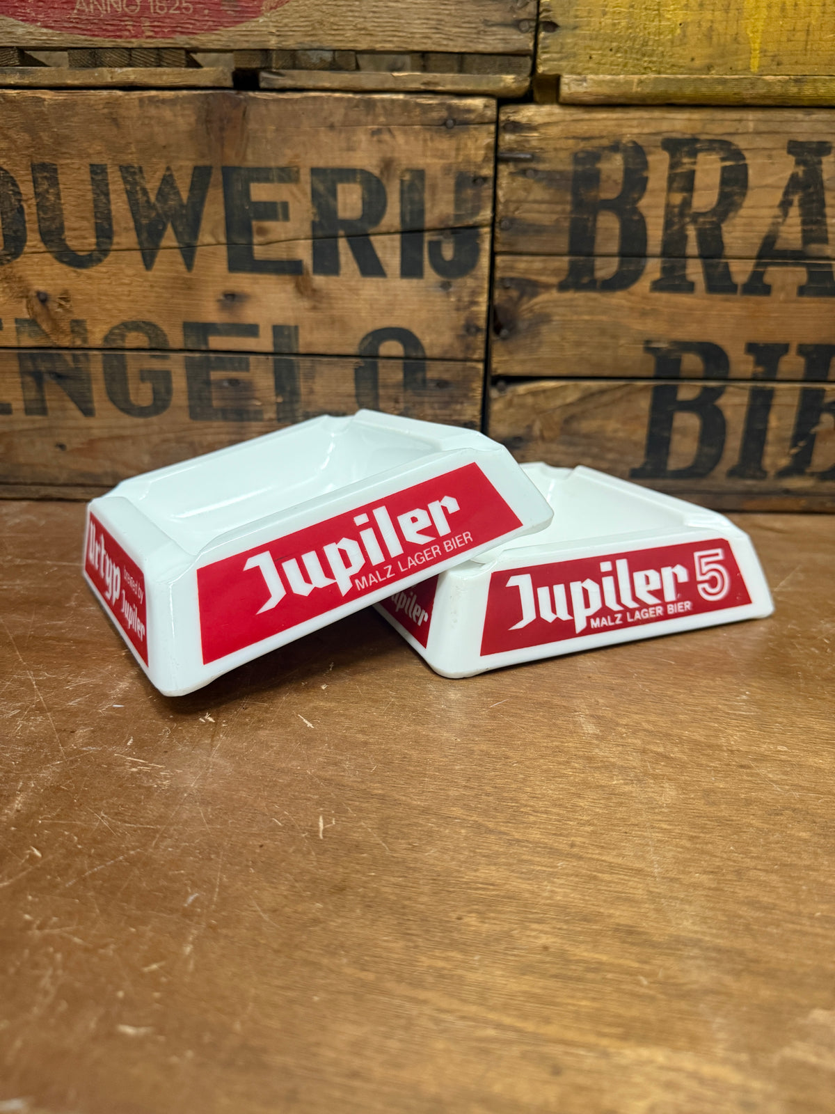 Jupiler opaalglazen reclameasbakken