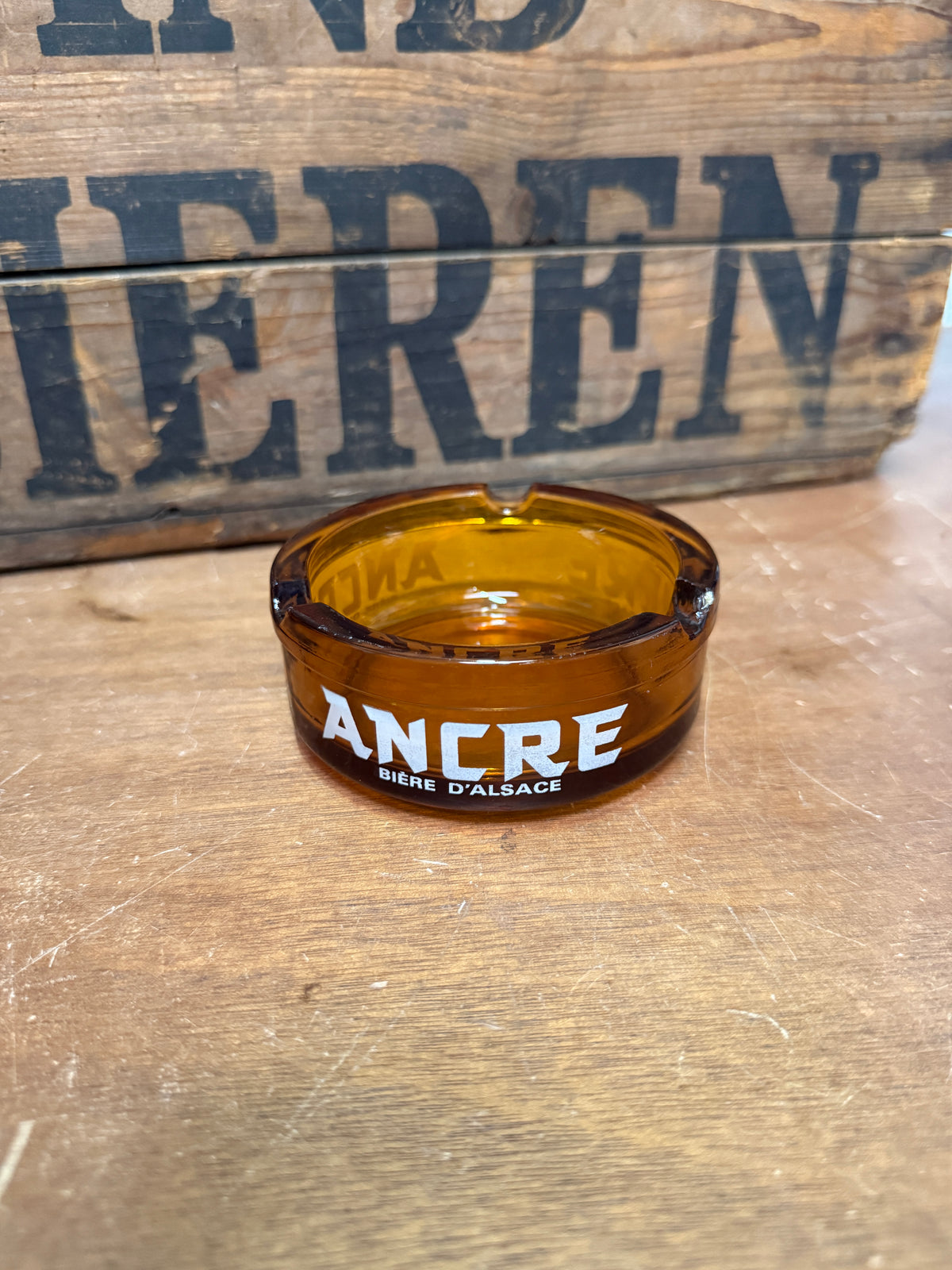 Vintage glazen reclame asbakken donkere kleuren