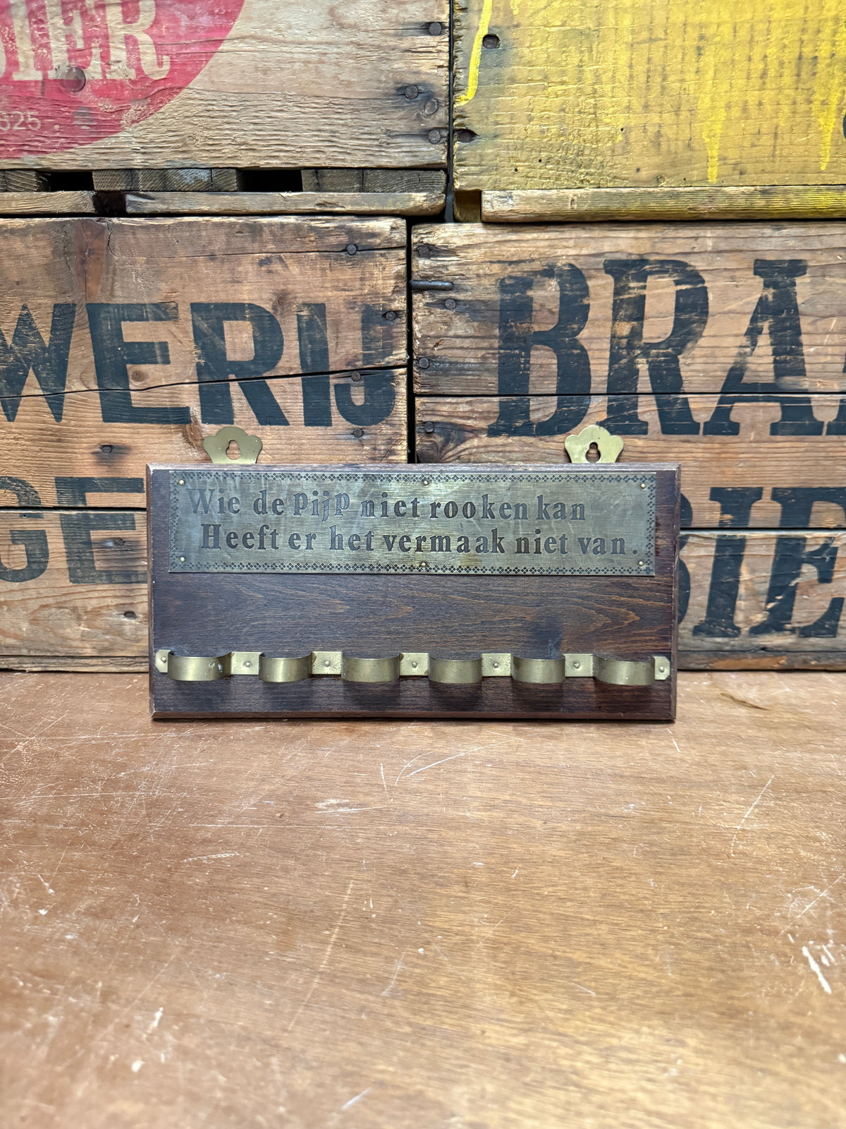 Vintage houten pijpenrek met oude spreuk