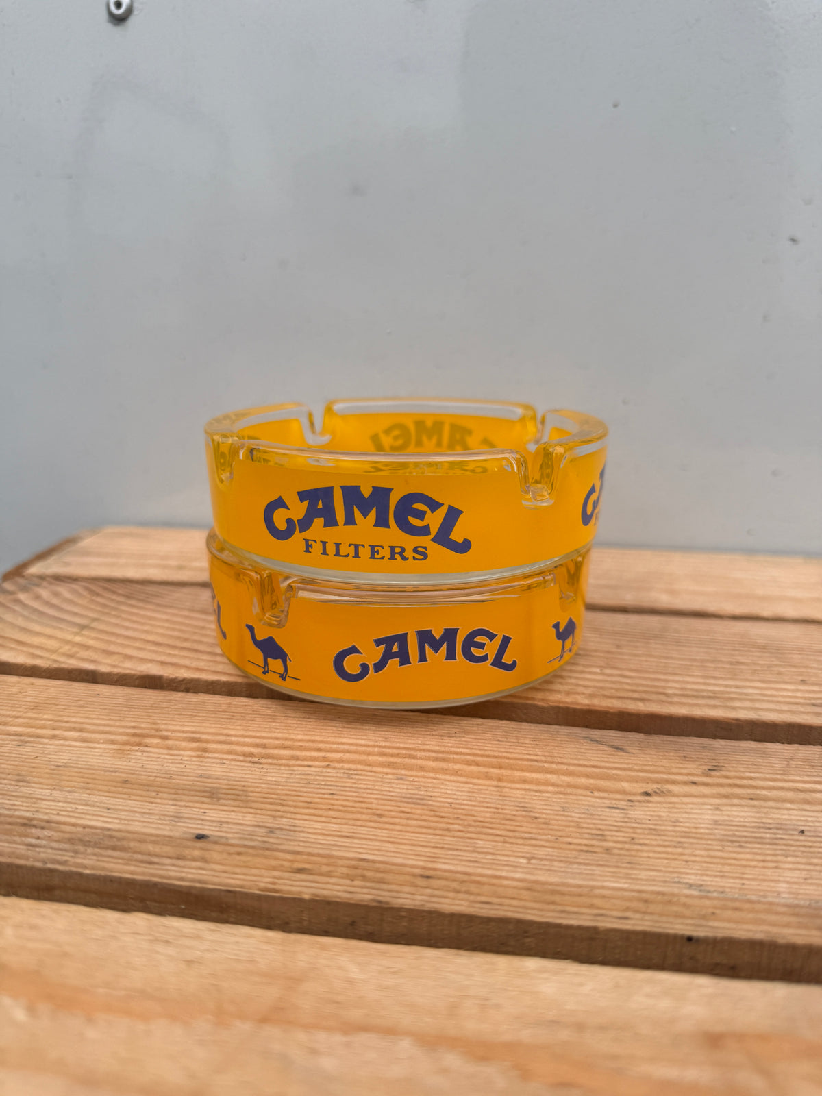 Camel transparante reclameasbak met gele rand