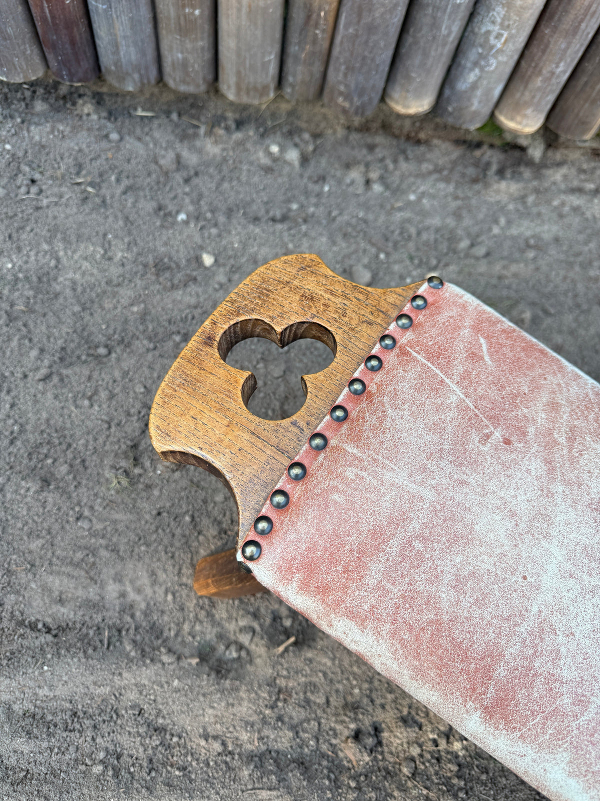 Vintage brutalist krukje hout en rood leer