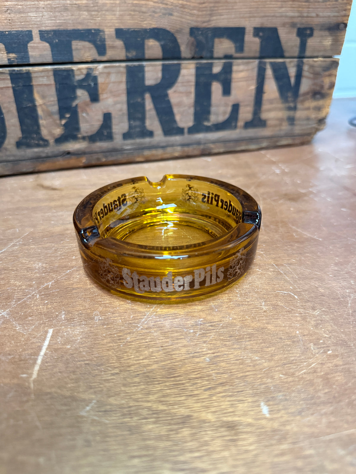Vintage glazen reclame asbakken donkere kleuren