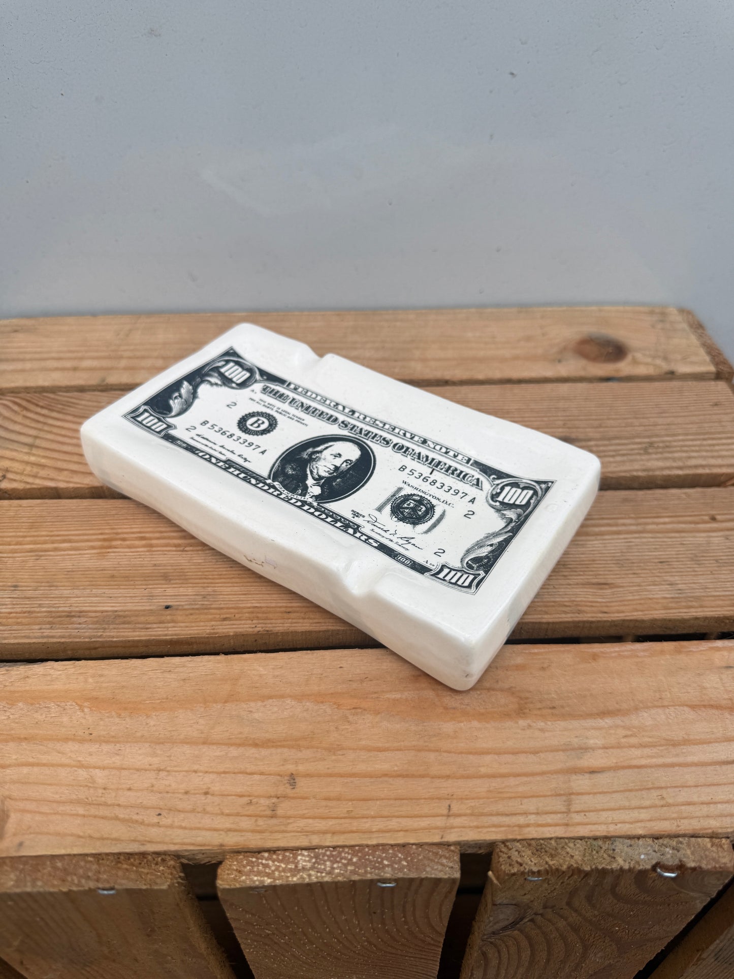 asbak met honderd dollar biljet
