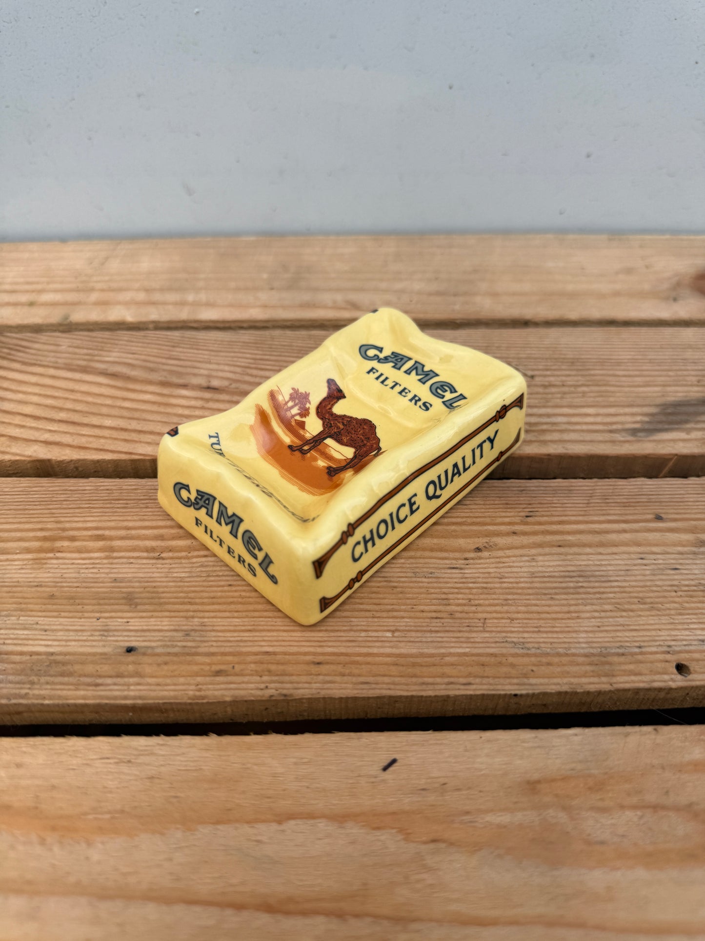Camel reclame asbak pakvorm lichtgeel