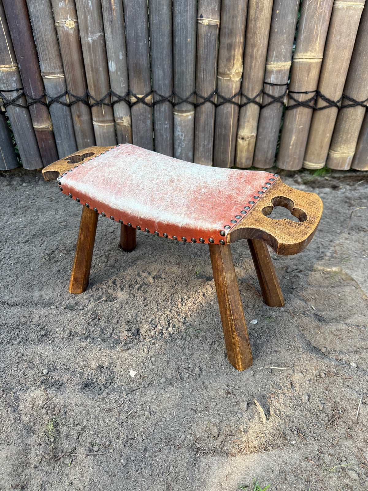 Vintage brutalist krukje hout en rood leer