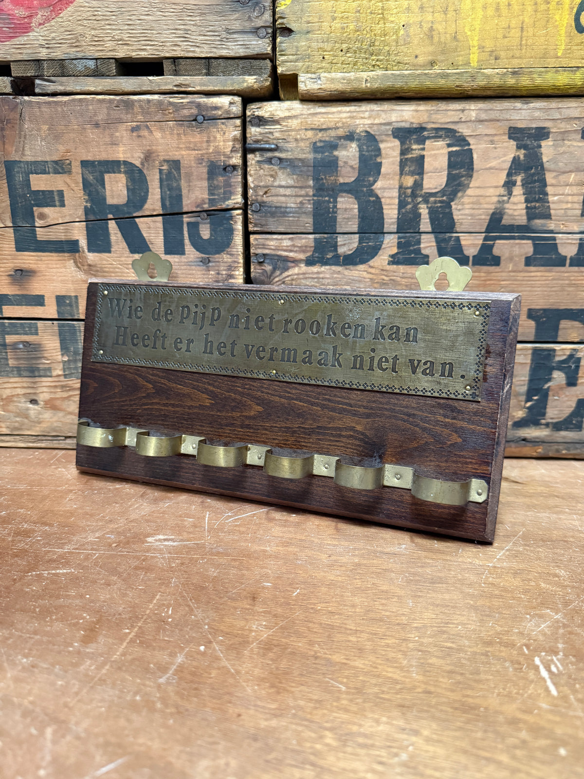 Vintage houten pijpenrek met oude spreuk
