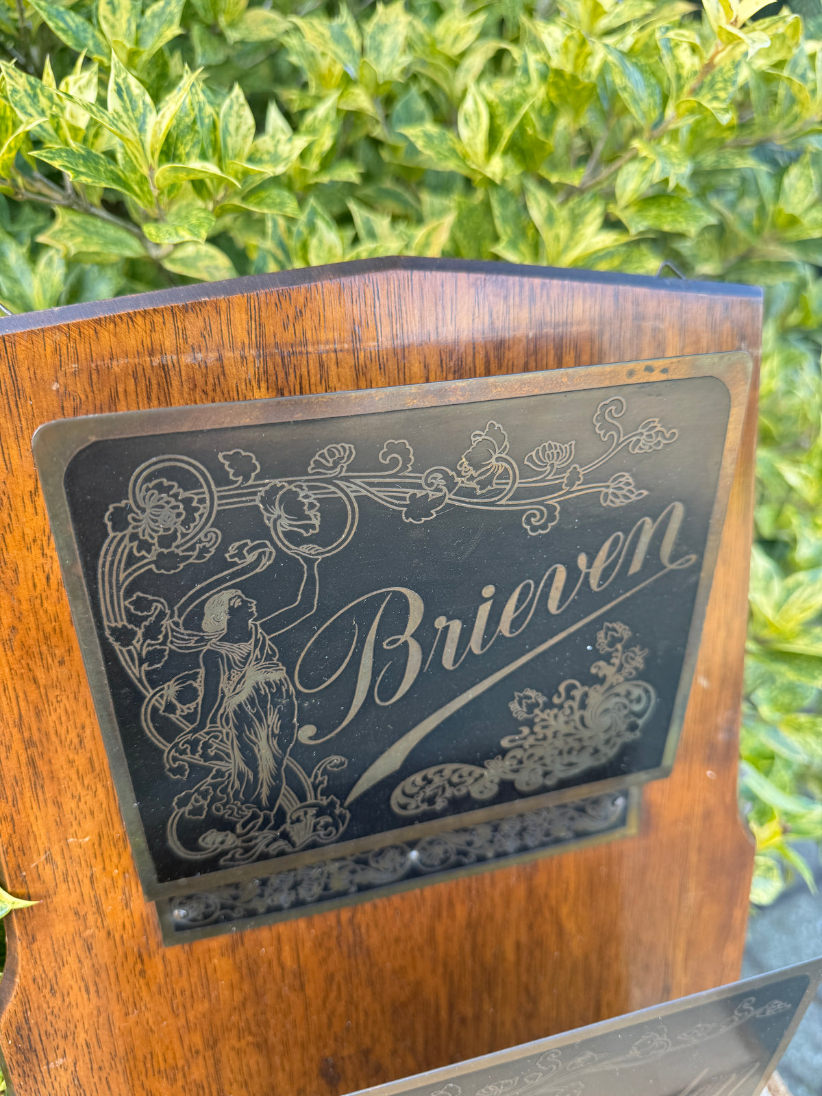 Vintage brieven en dagbladen wandhouder