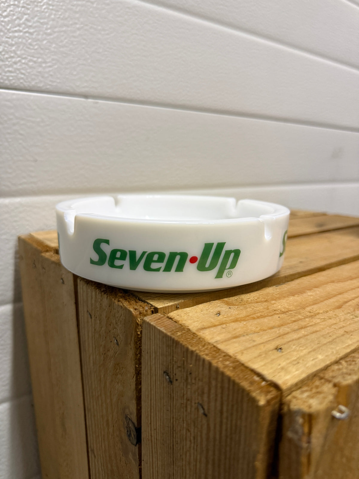 7UP opaalglazen reclameasbak