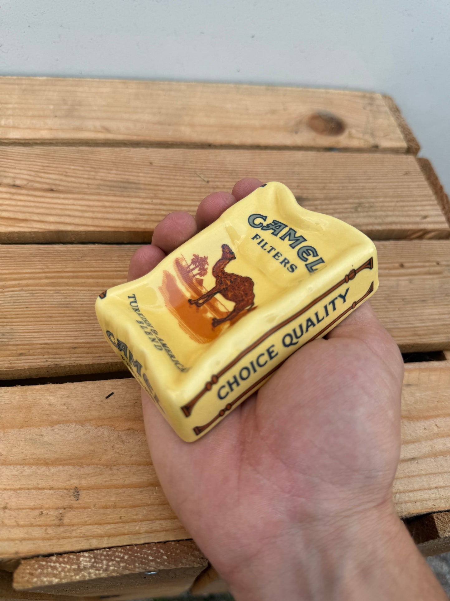 Camel reclame asbak pakvorm lichtgeel
