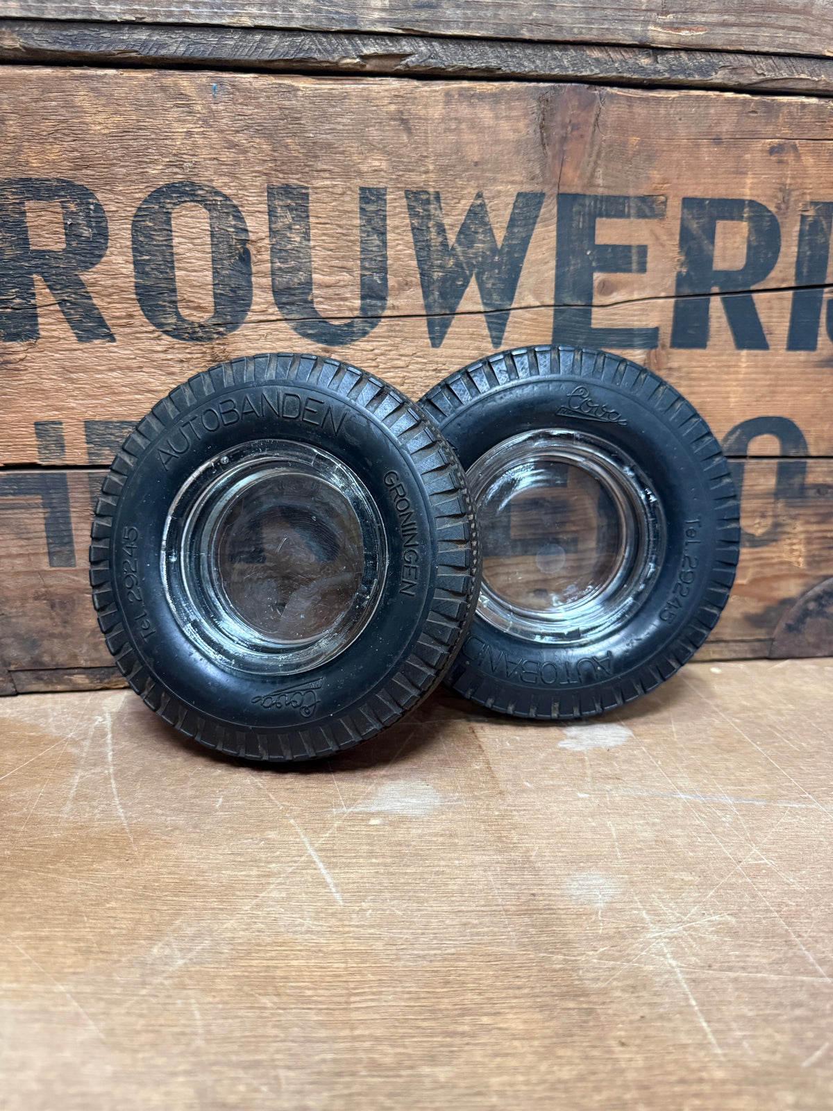Vintage bandenasbakken met glazen inzet