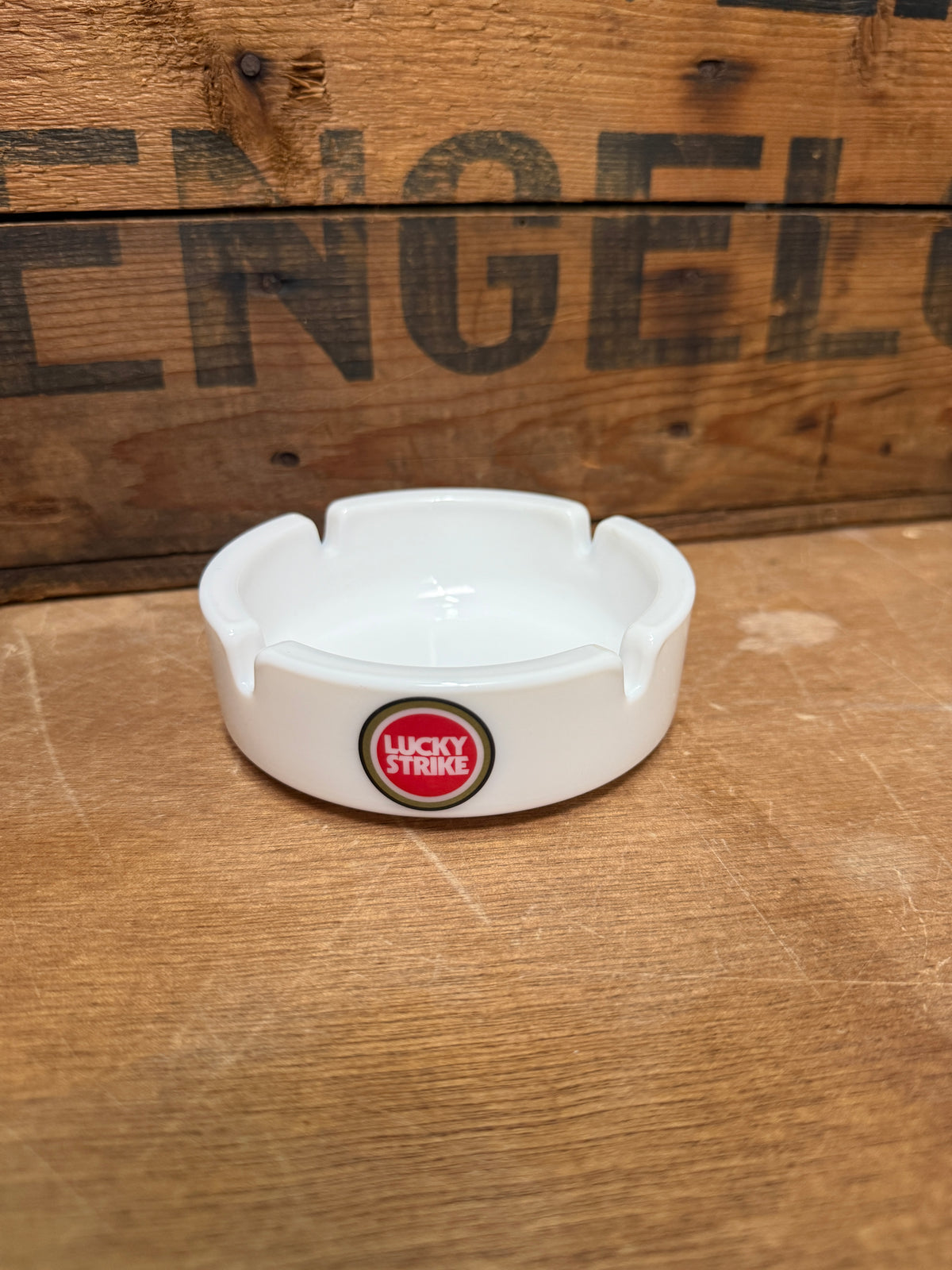 Vintage Lucky Strike reclameasbakken glas en aardewerk