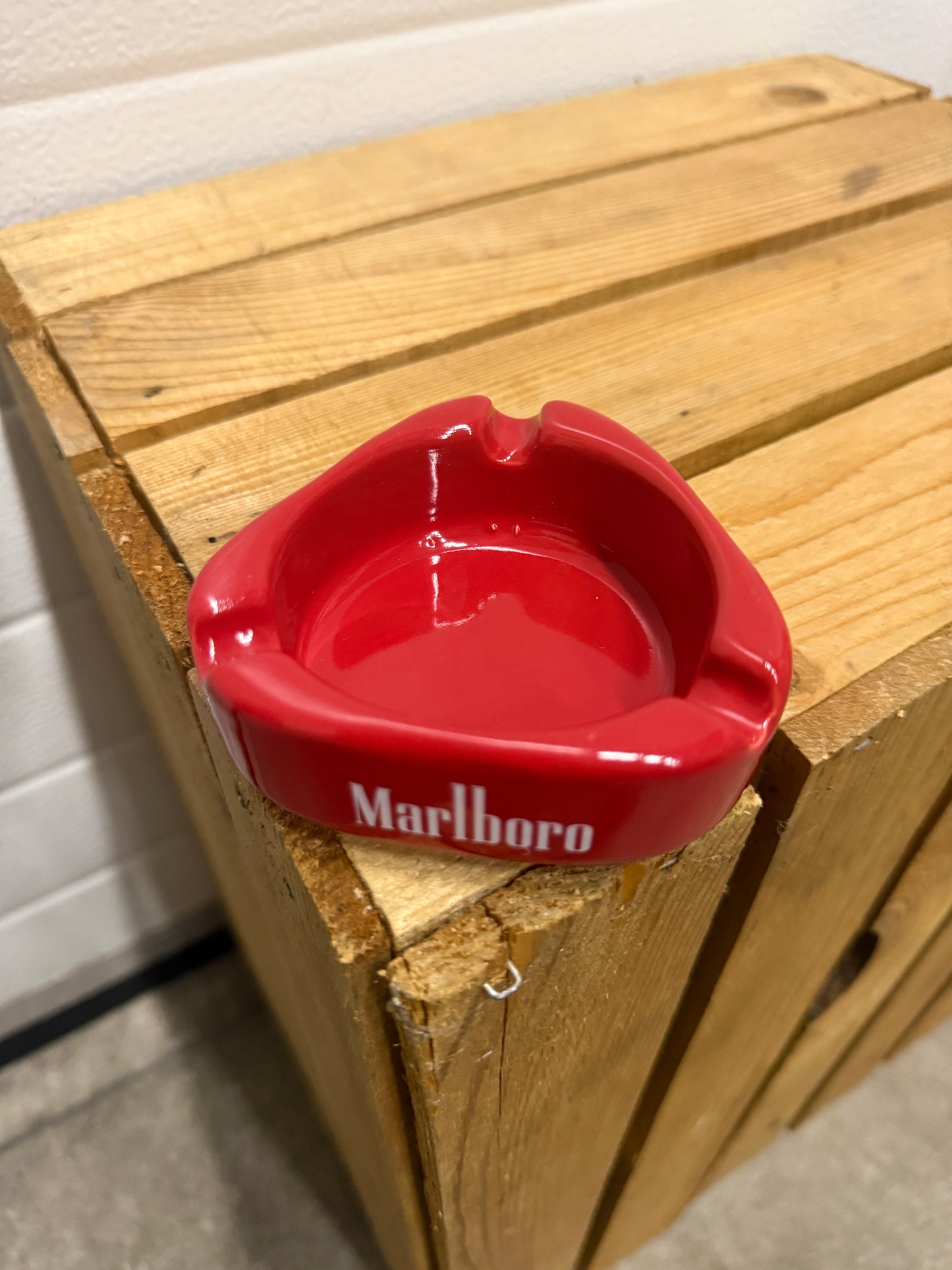 Marlboro reclame asbak driehoek aardewerk