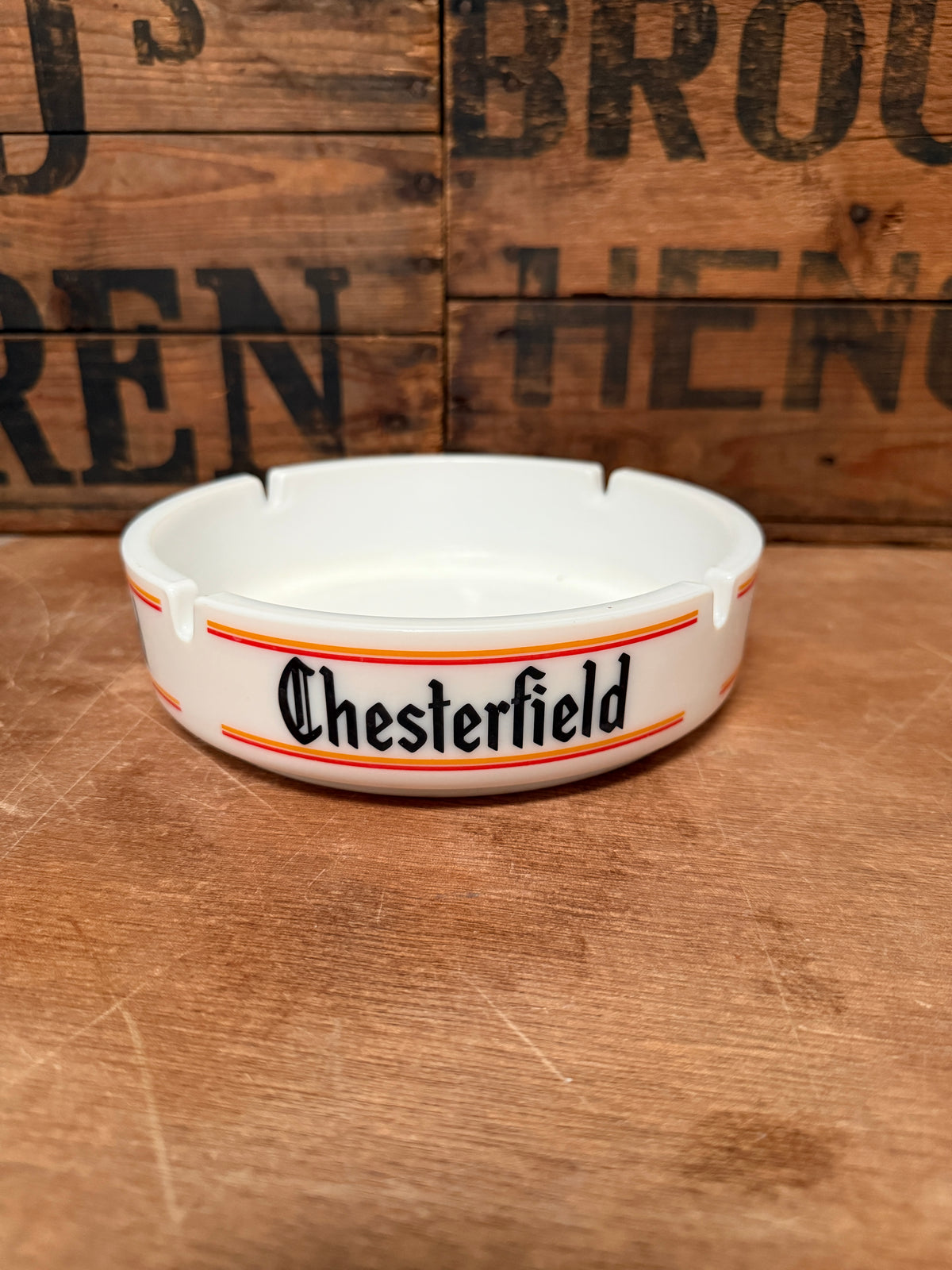 Vintage Chesterfield opaalglas reclameasbak