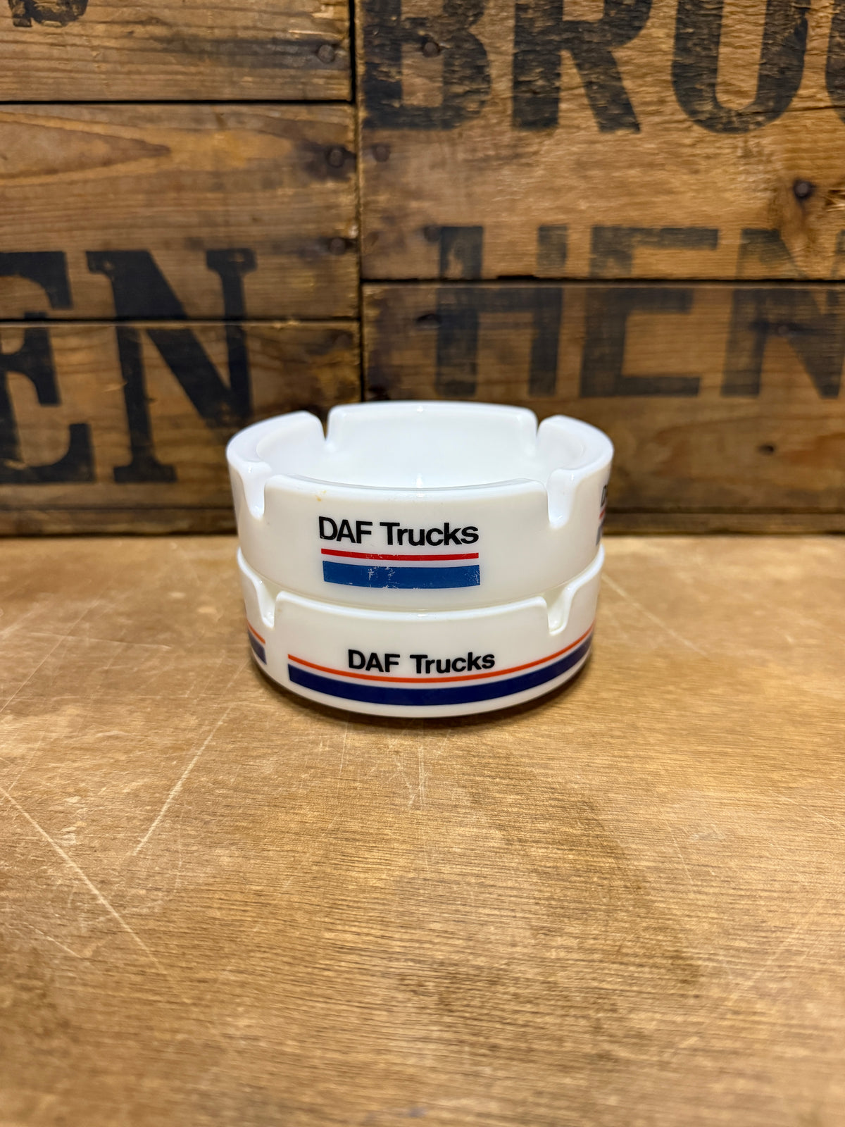 Vintage DAF Trucks opaalglas reclameasbakken