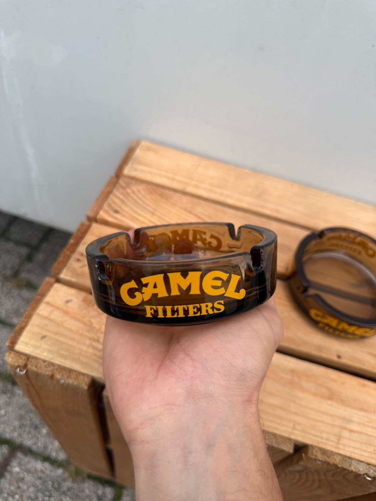 Camel Filters reclameasbak van bruin glas
