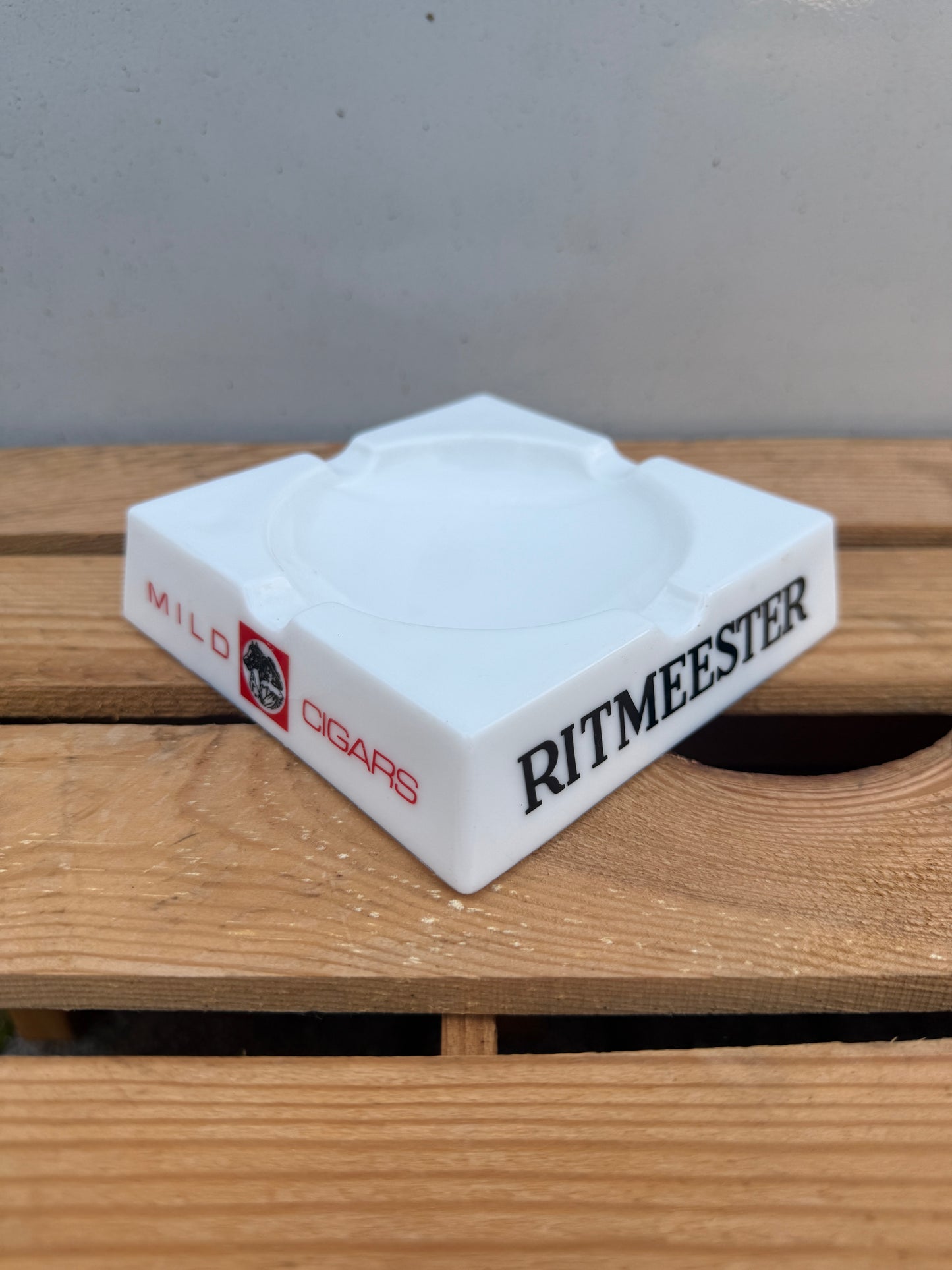 Ritmeester Mild Cigars reclame asbak opaalglas