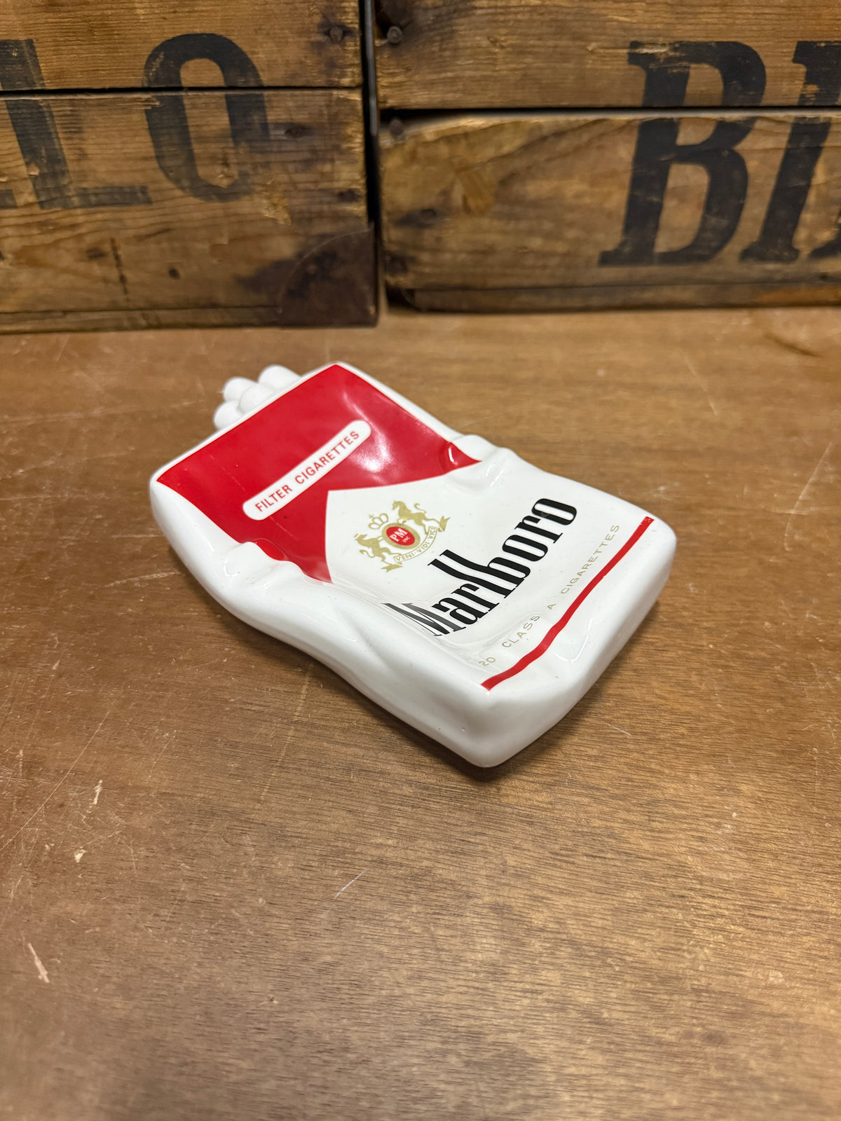 Marlboro verkreukeld pakje reclameasbak