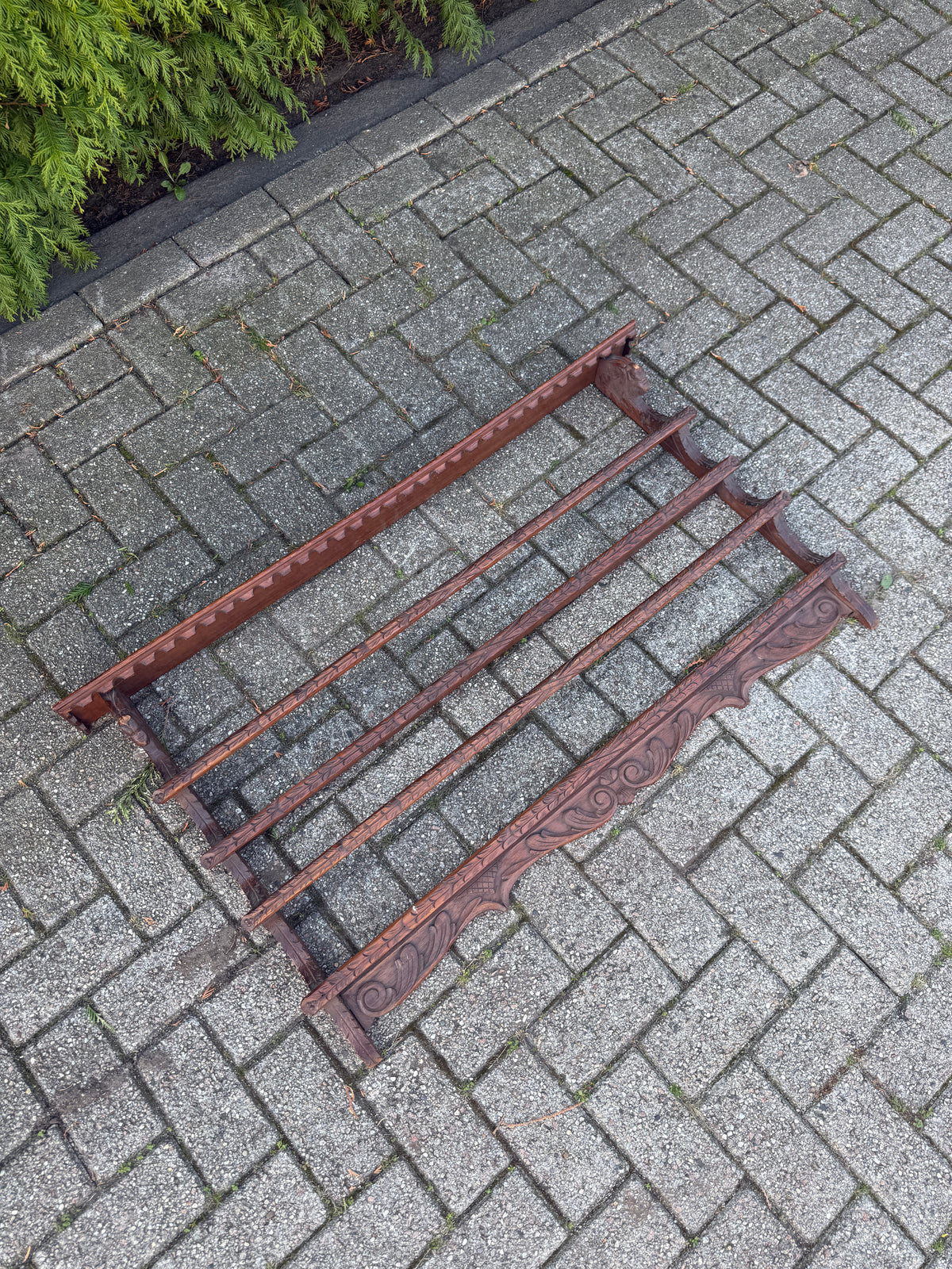 Antiek houten bordenrek