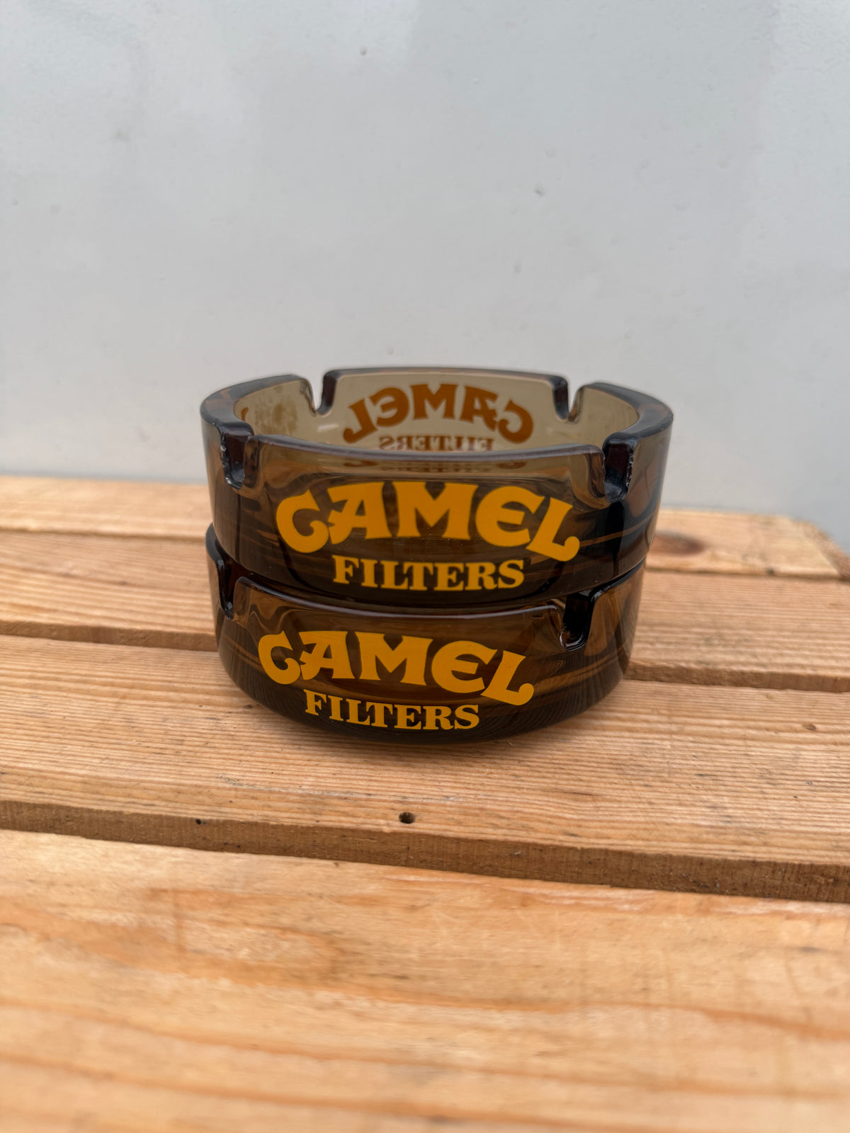 Camel Filters reclameasbak van bruin glas