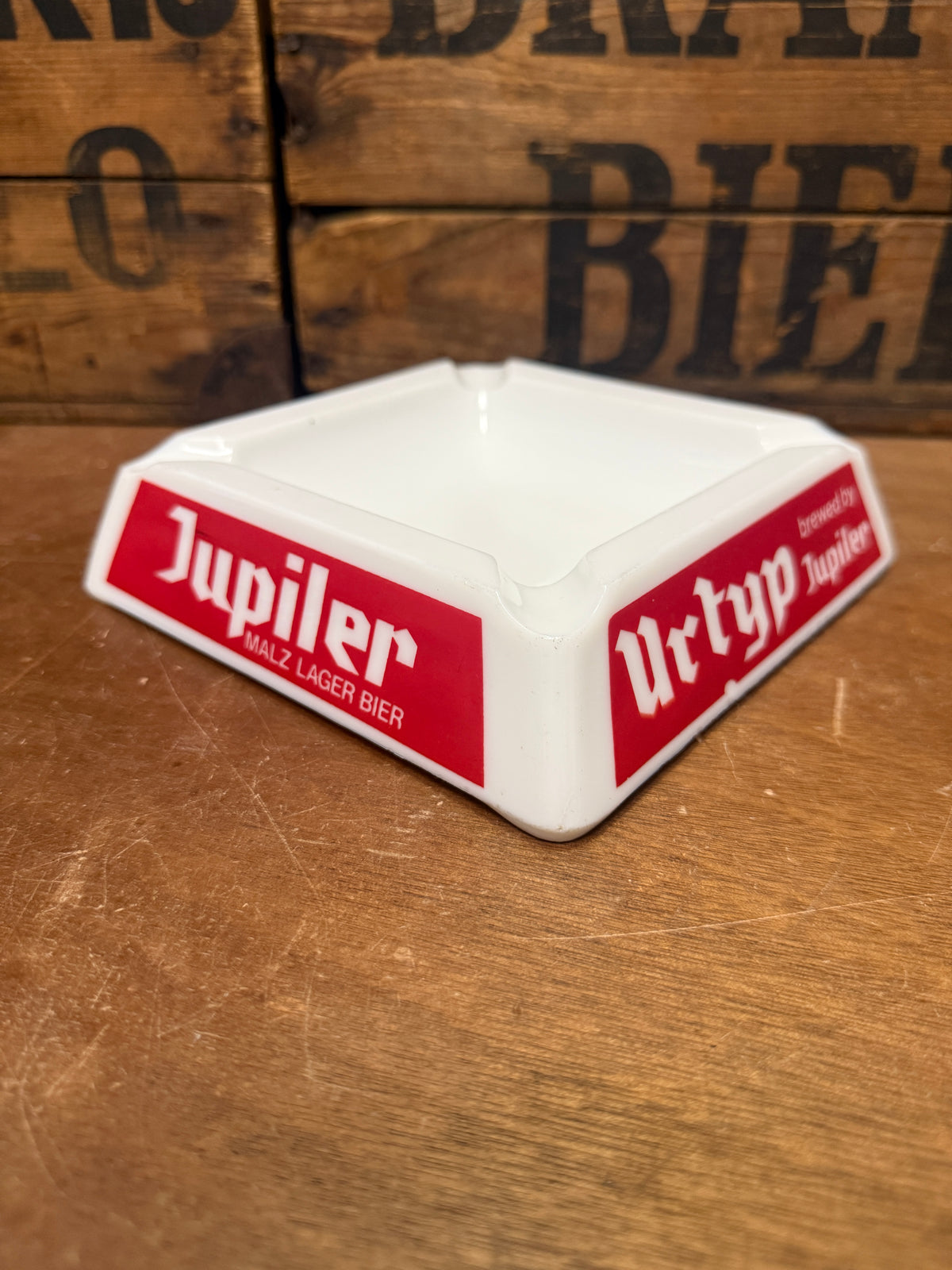 Jupiler opaalglazen reclameasbakken