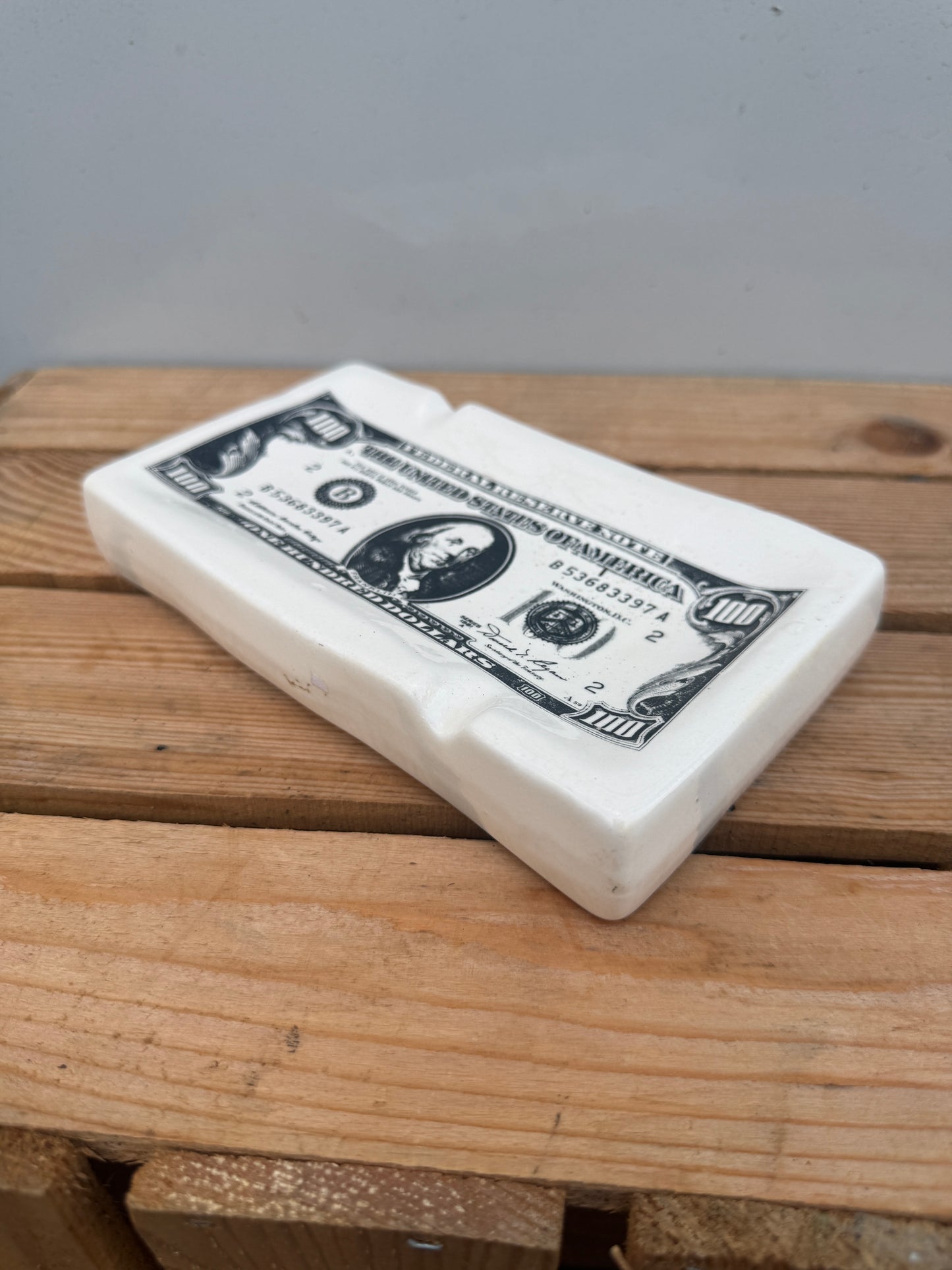asbak met honderd dollar biljet