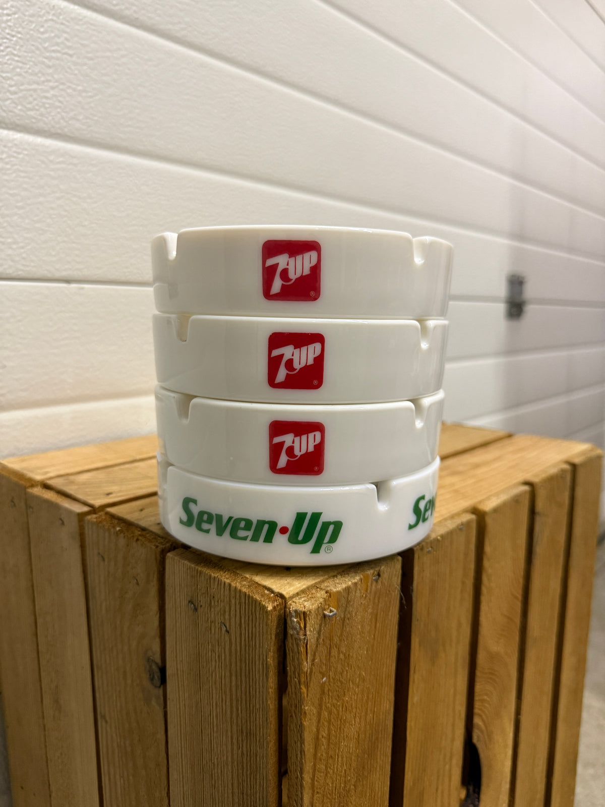 7UP opaalglazen reclameasbak
