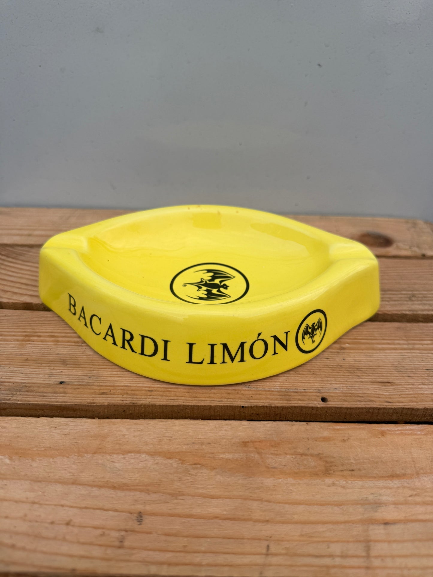 Bacardi Limón reclame asbak druppelvorm
