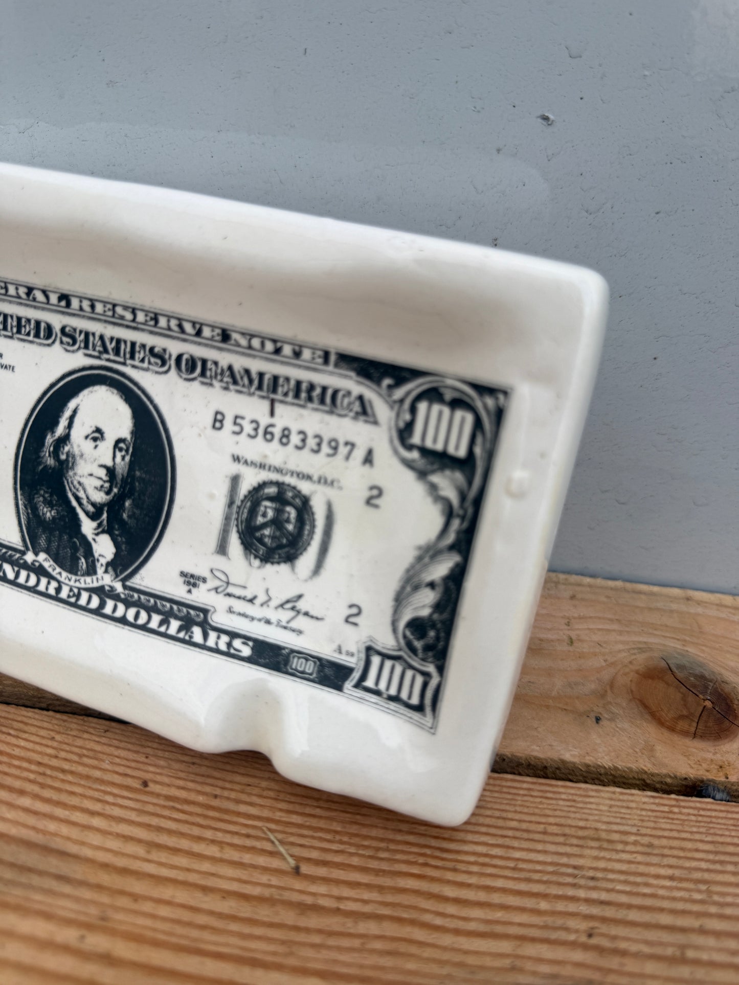 asbak met honderd dollar biljet