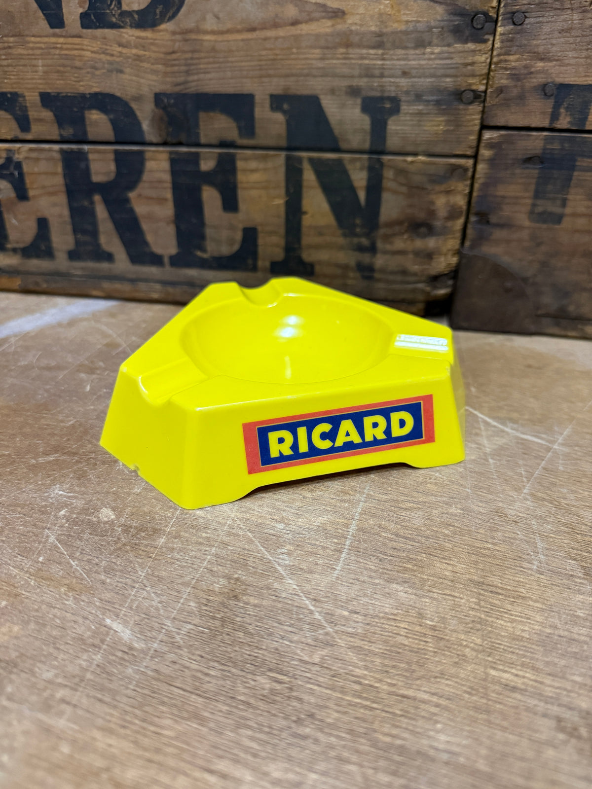 Vintage Ricard Mebel reclameasbak geel