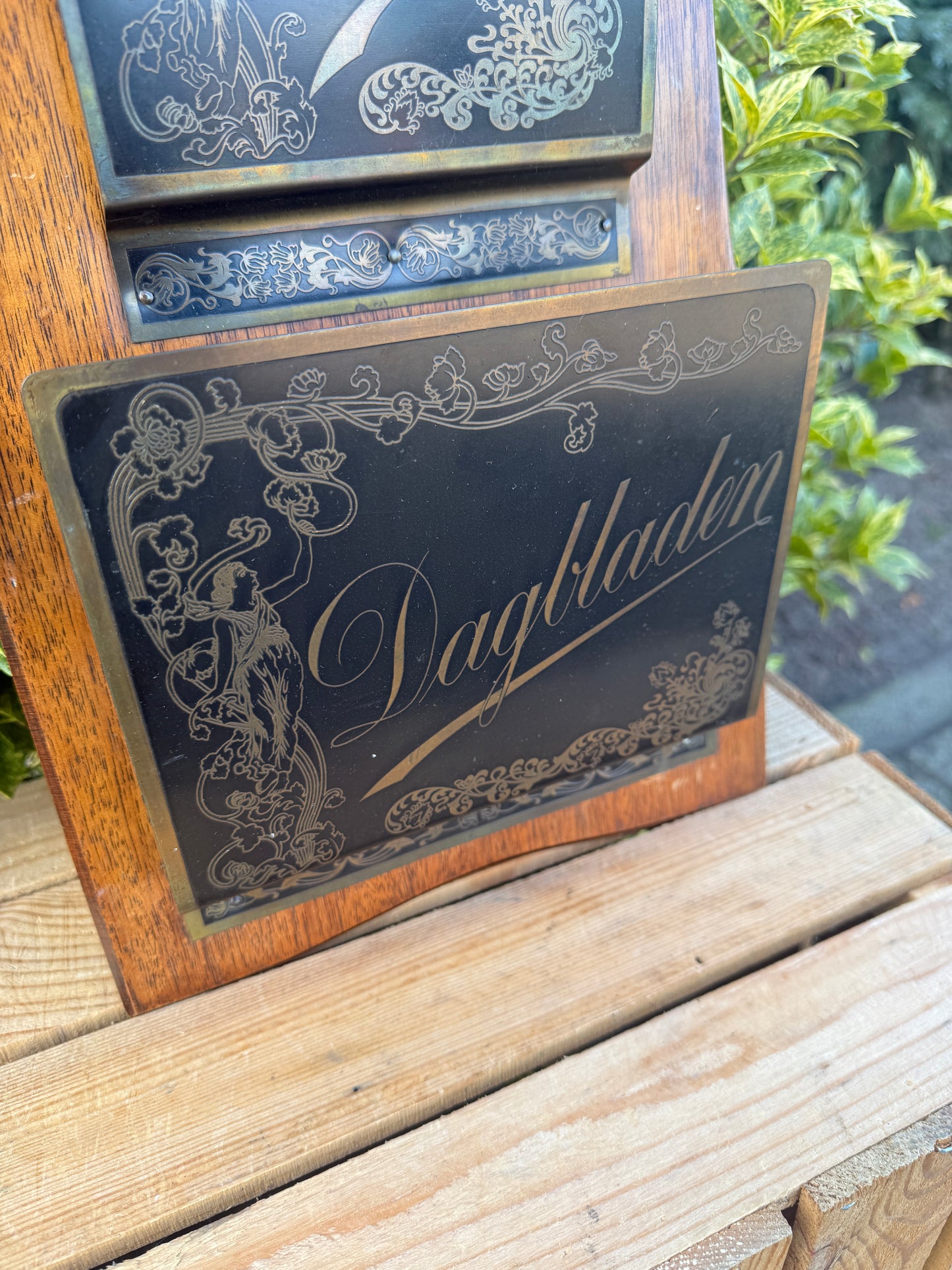 Vintage brieven en dagbladen wandhouder