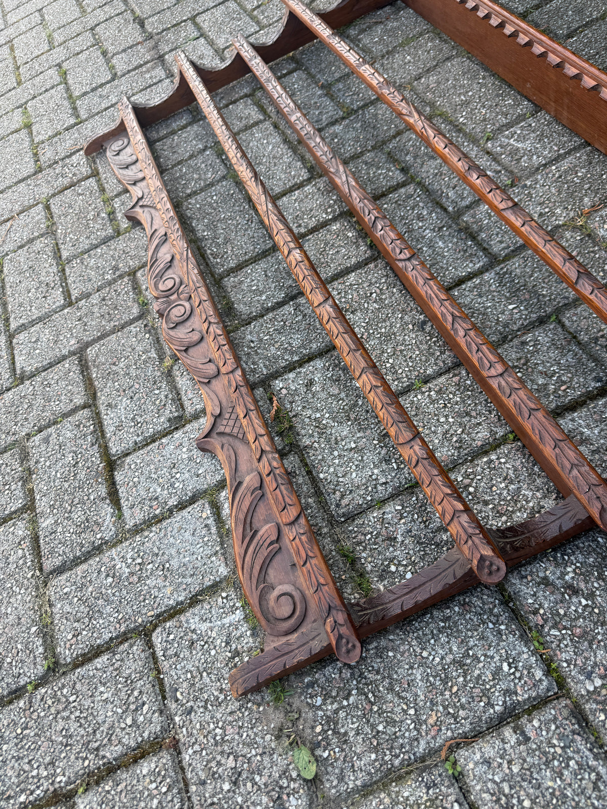 Antiek houten bordenrek