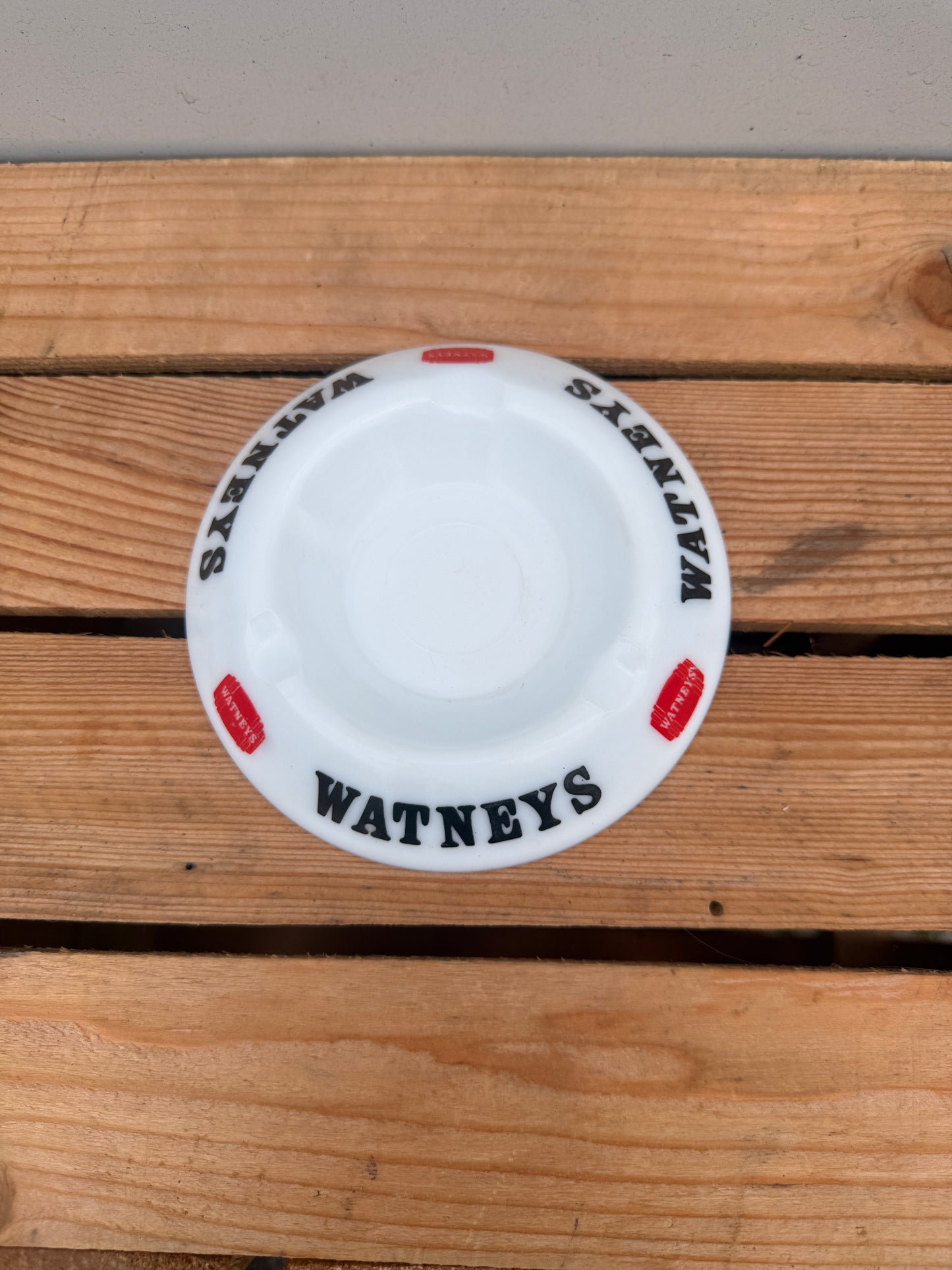 Watney's reclame asbak opaalglas plat model