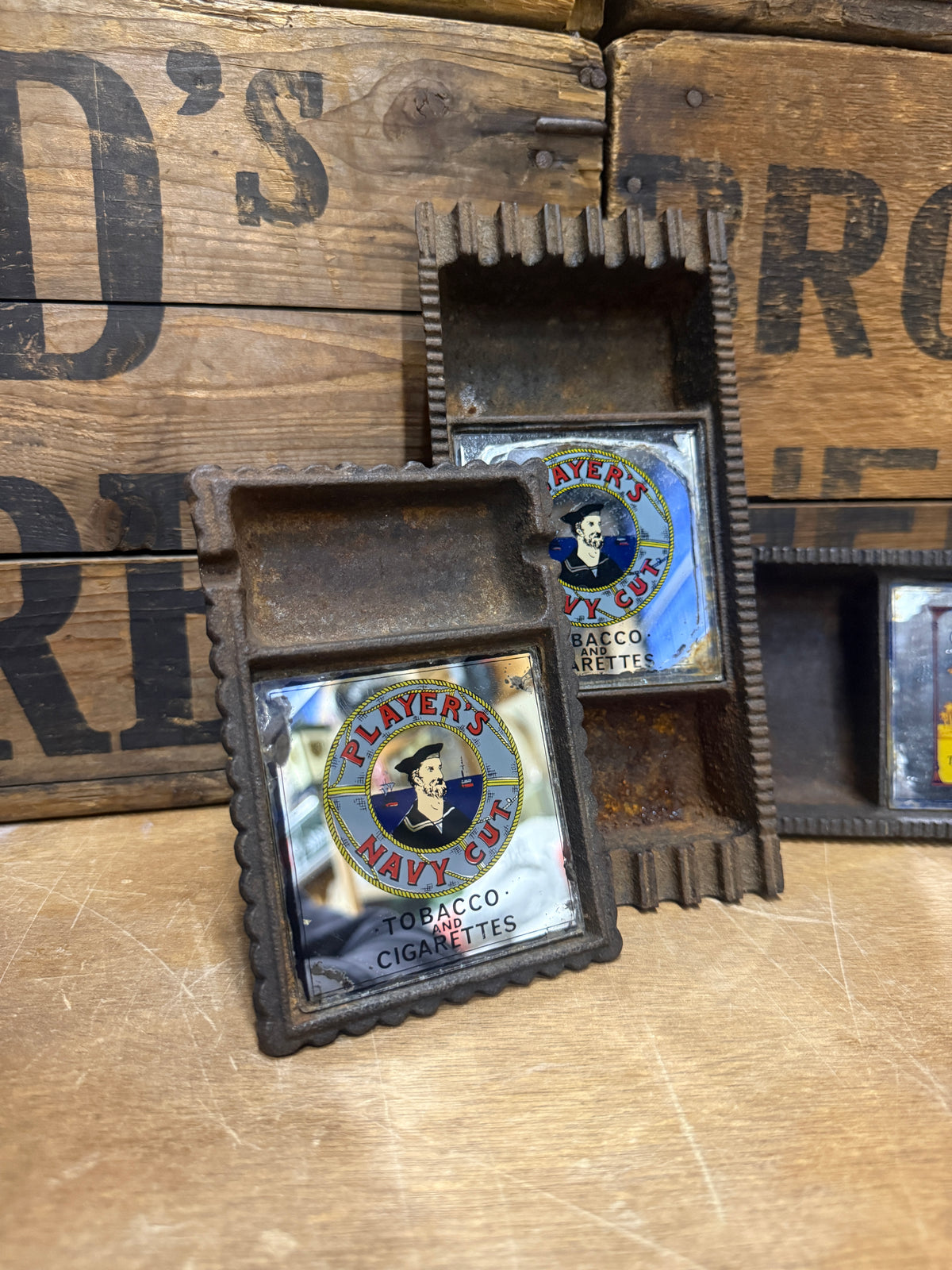 Vintage metalen reclameasbakken met glazen inzet