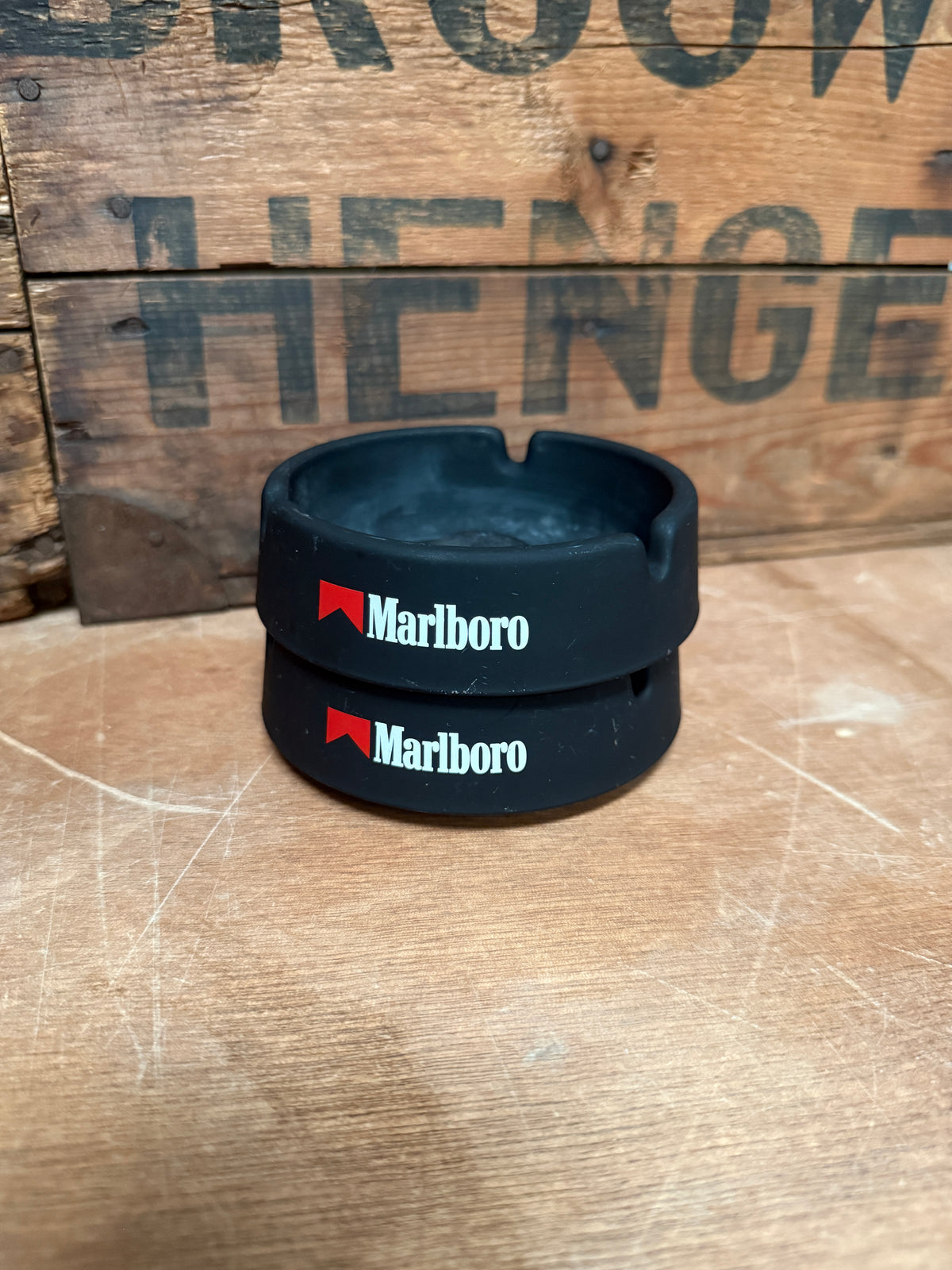 Vintage Marlboro reclameasbakken opaalglas en aardewerk
