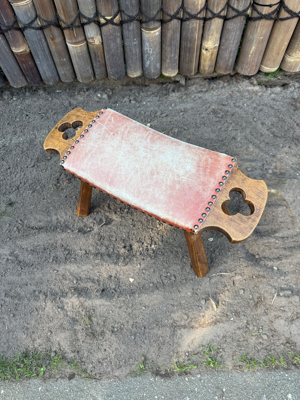Vintage brutalist krukje hout en rood leer