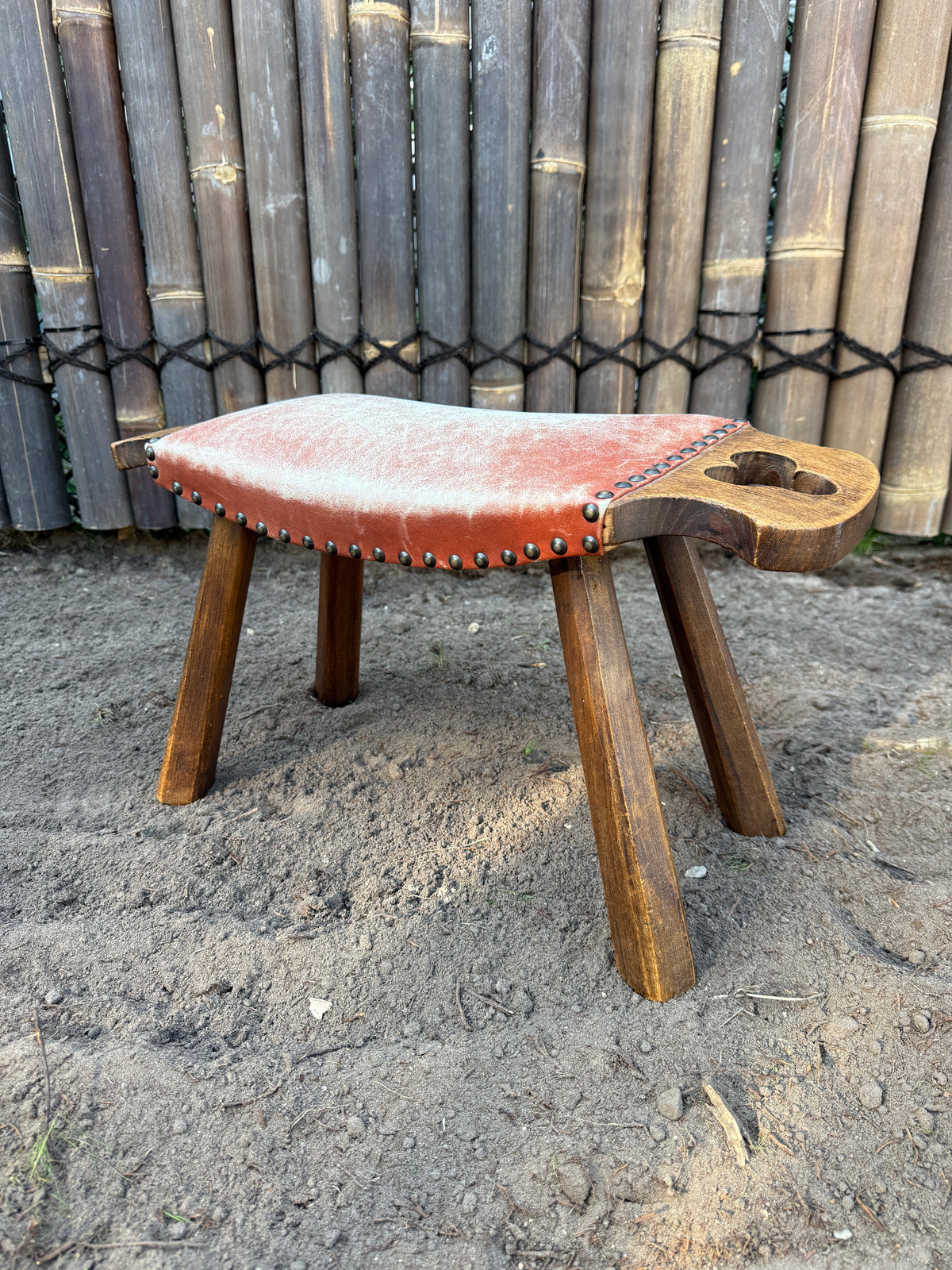 Vintage brutalist krukje hout en rood leer