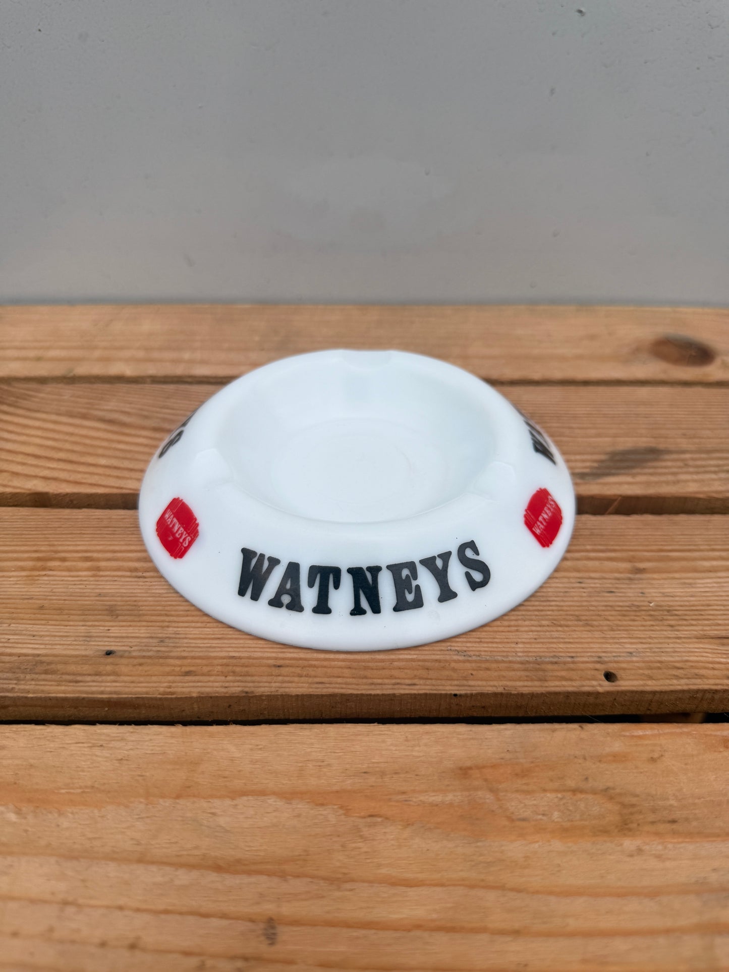 Watney's reclame asbak opaalglas plat model