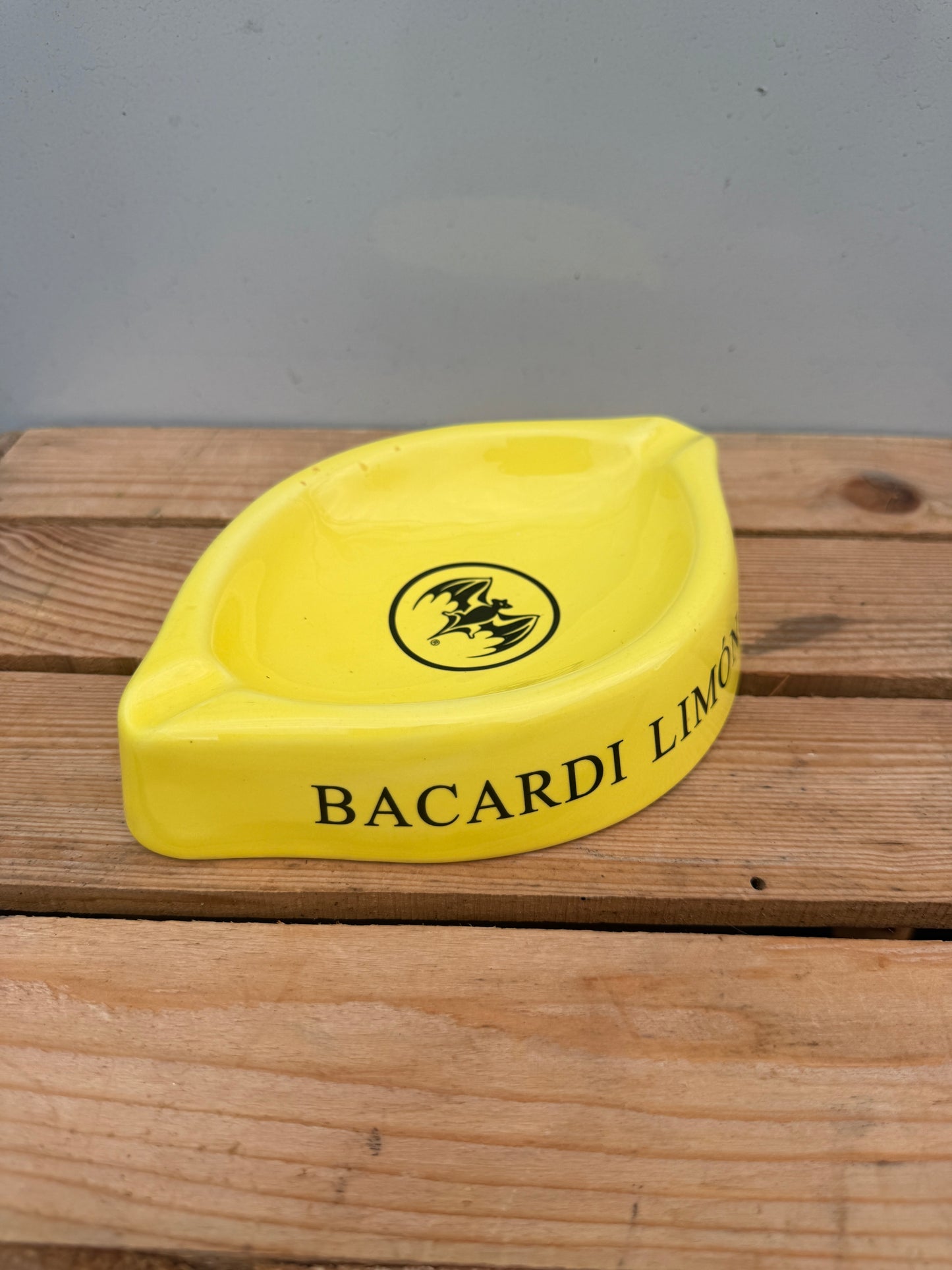 Bacardi Limón reclame asbak druppelvorm