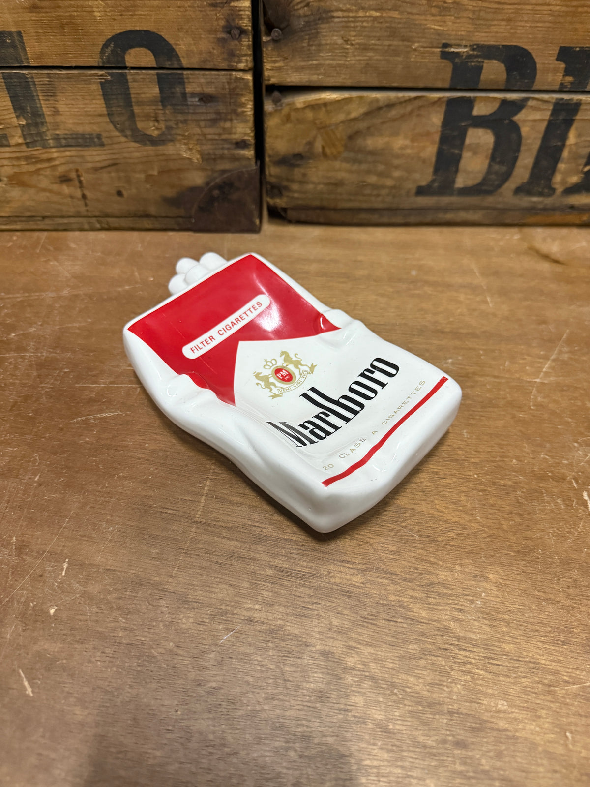 Marlboro verkreukeld pakje reclameasbak